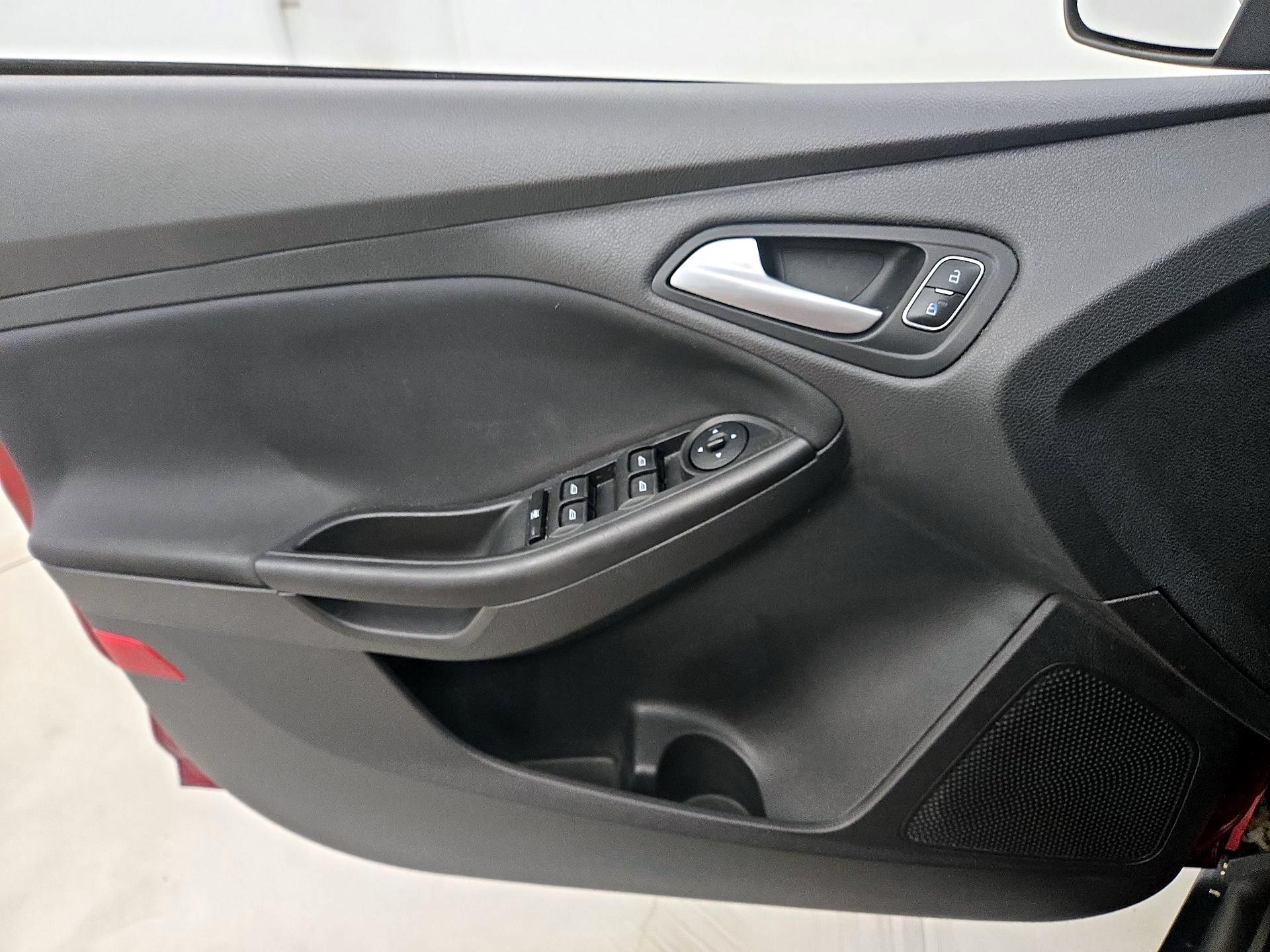 Thumbnail: 2015 Ford Focus - 12