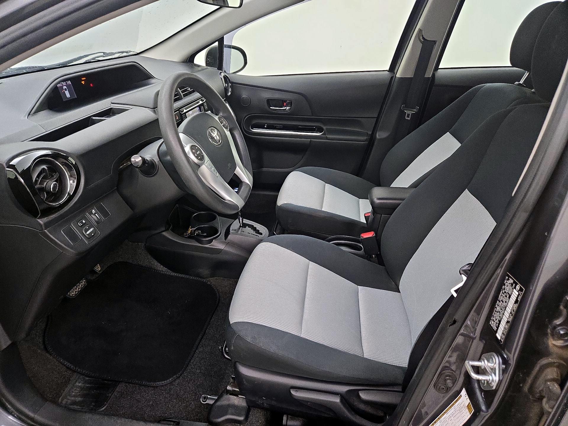 Thumbnail: 2015 Toyota Prius c - 11