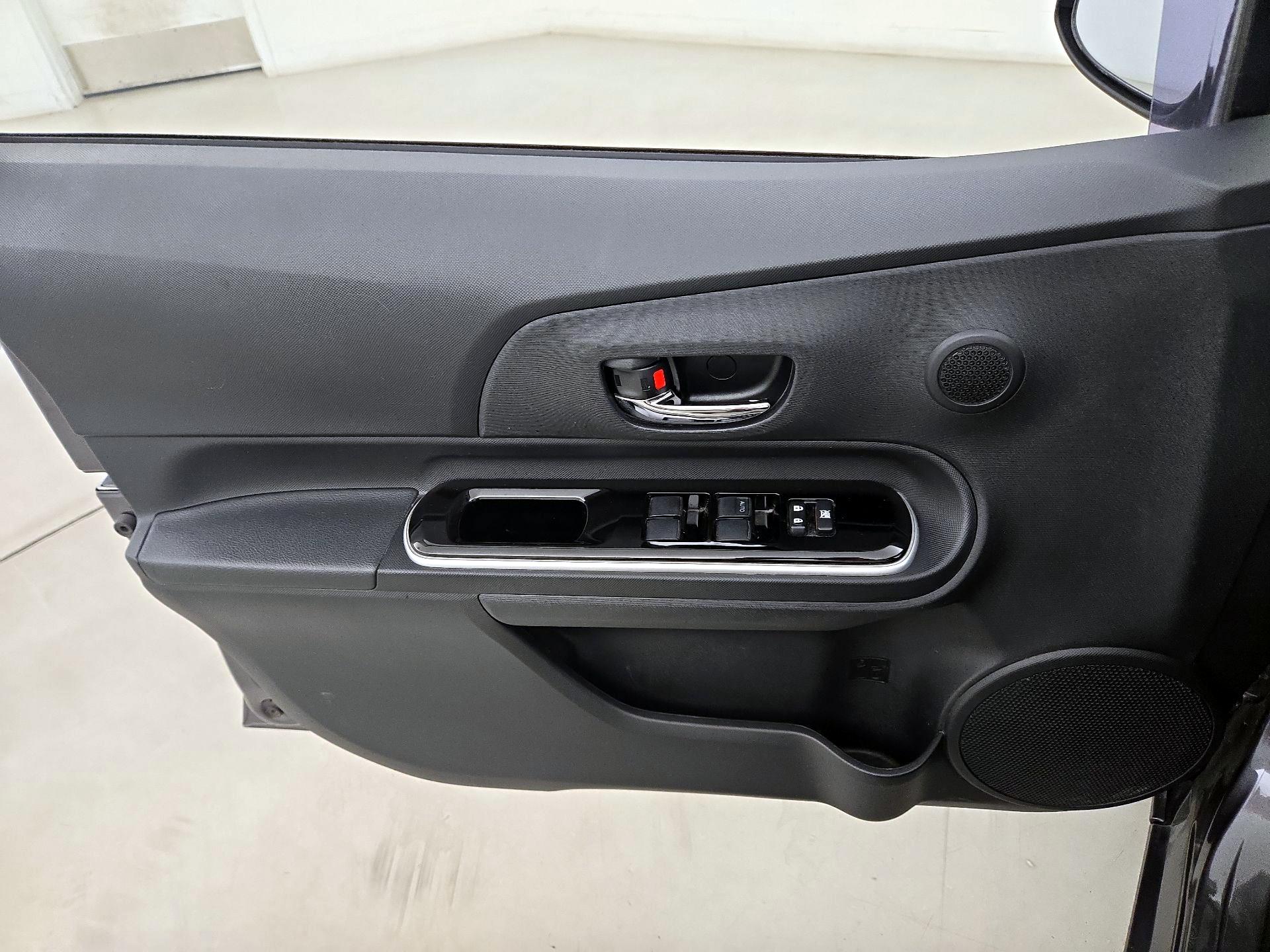 Thumbnail: 2015 Toyota Prius c - 12