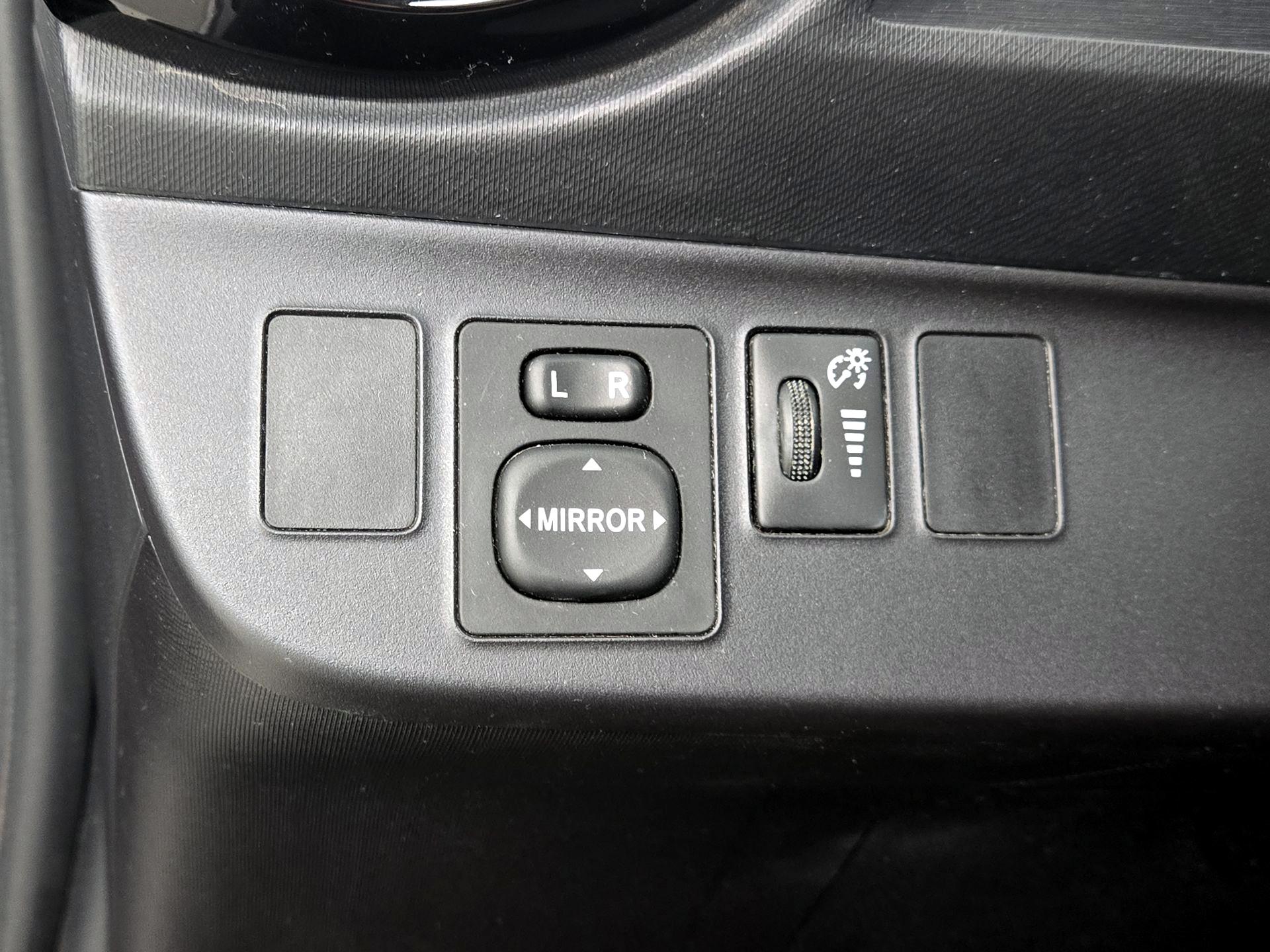 Thumbnail: 2015 Toyota Prius c - 13