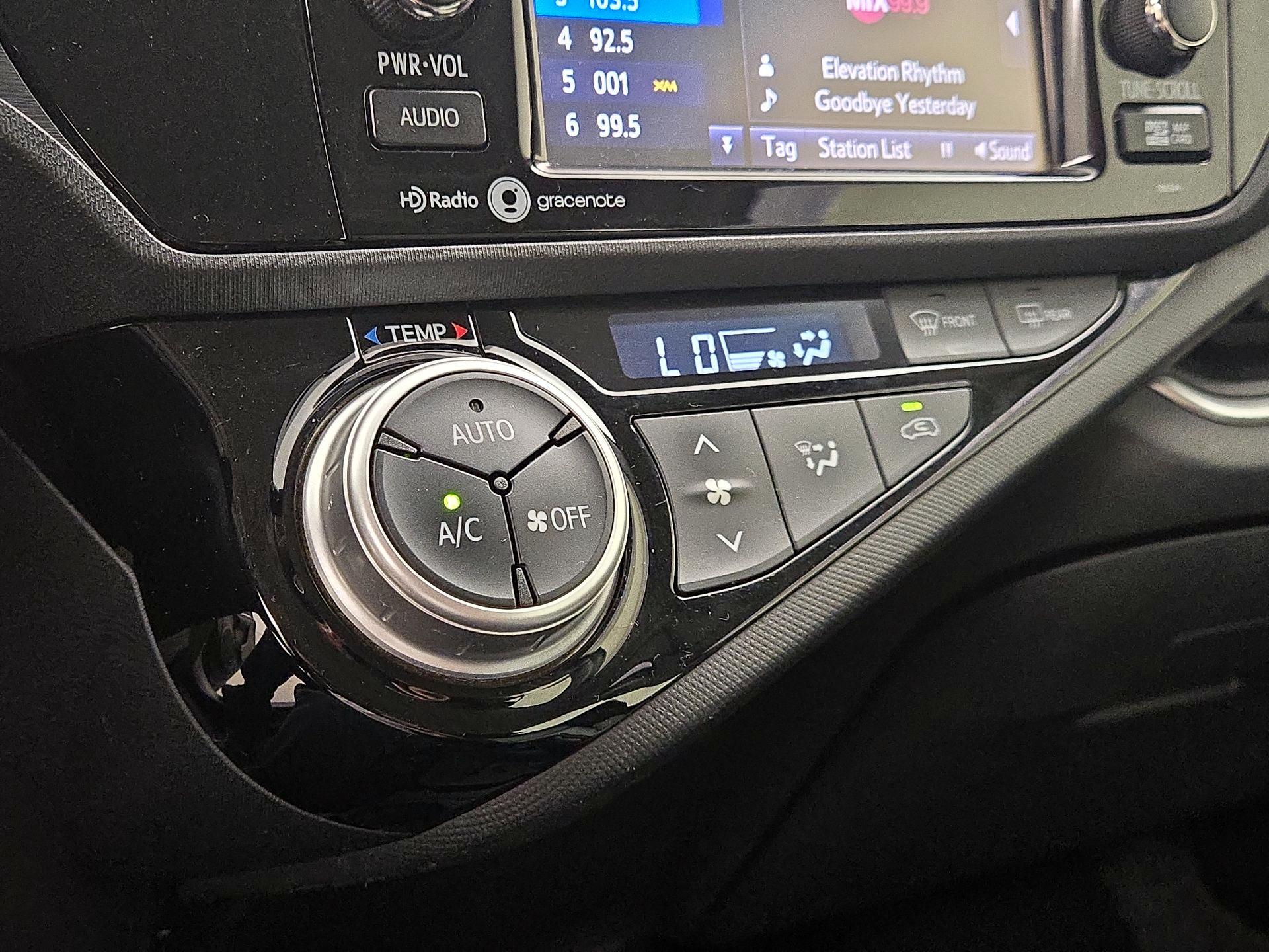 Thumbnail: 2015 Toyota Prius c - 15