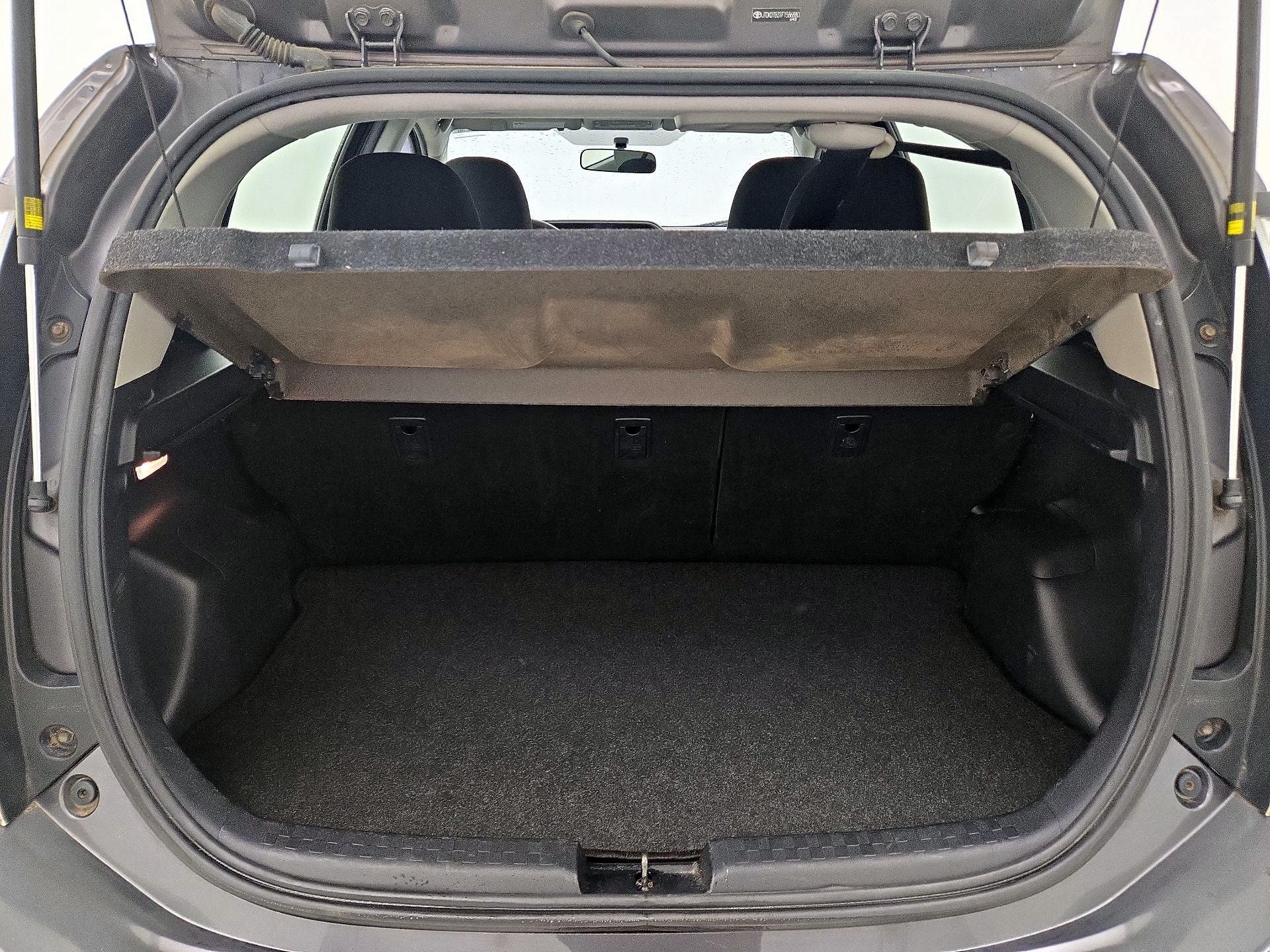 Thumbnail: 2015 Toyota Prius c - 18