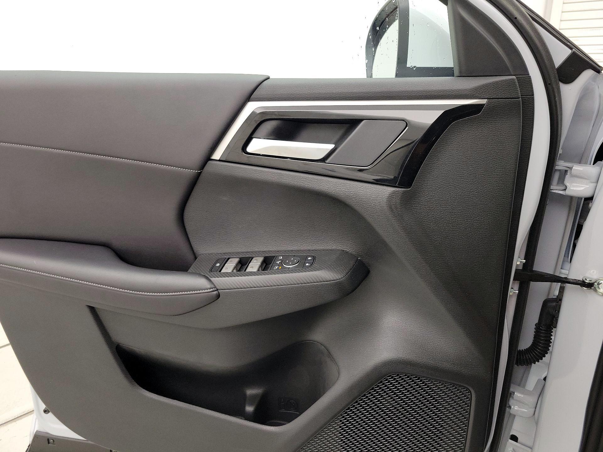 Thumbnail: 2024 Mitsubishi Outlander - 12