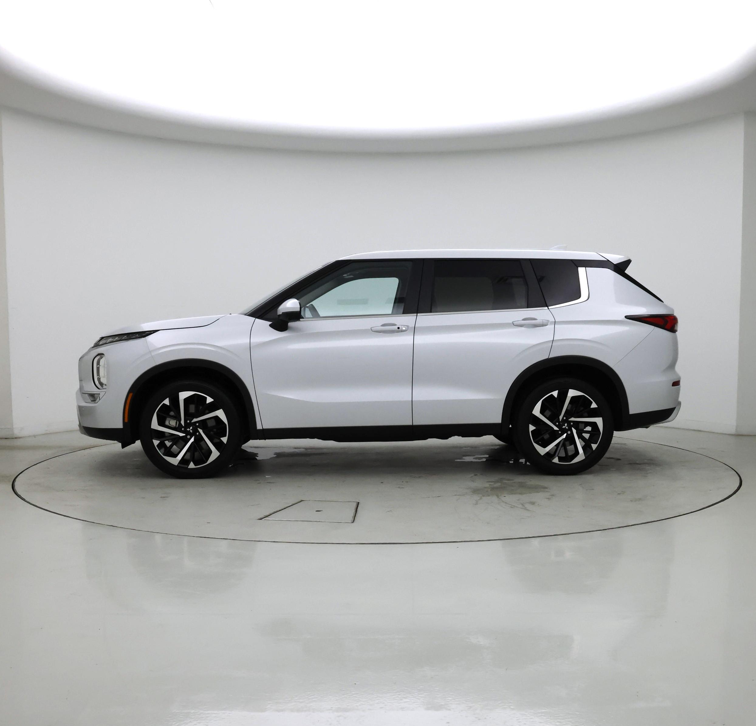 Thumbnail: 2024 Mitsubishi Outlander - 3