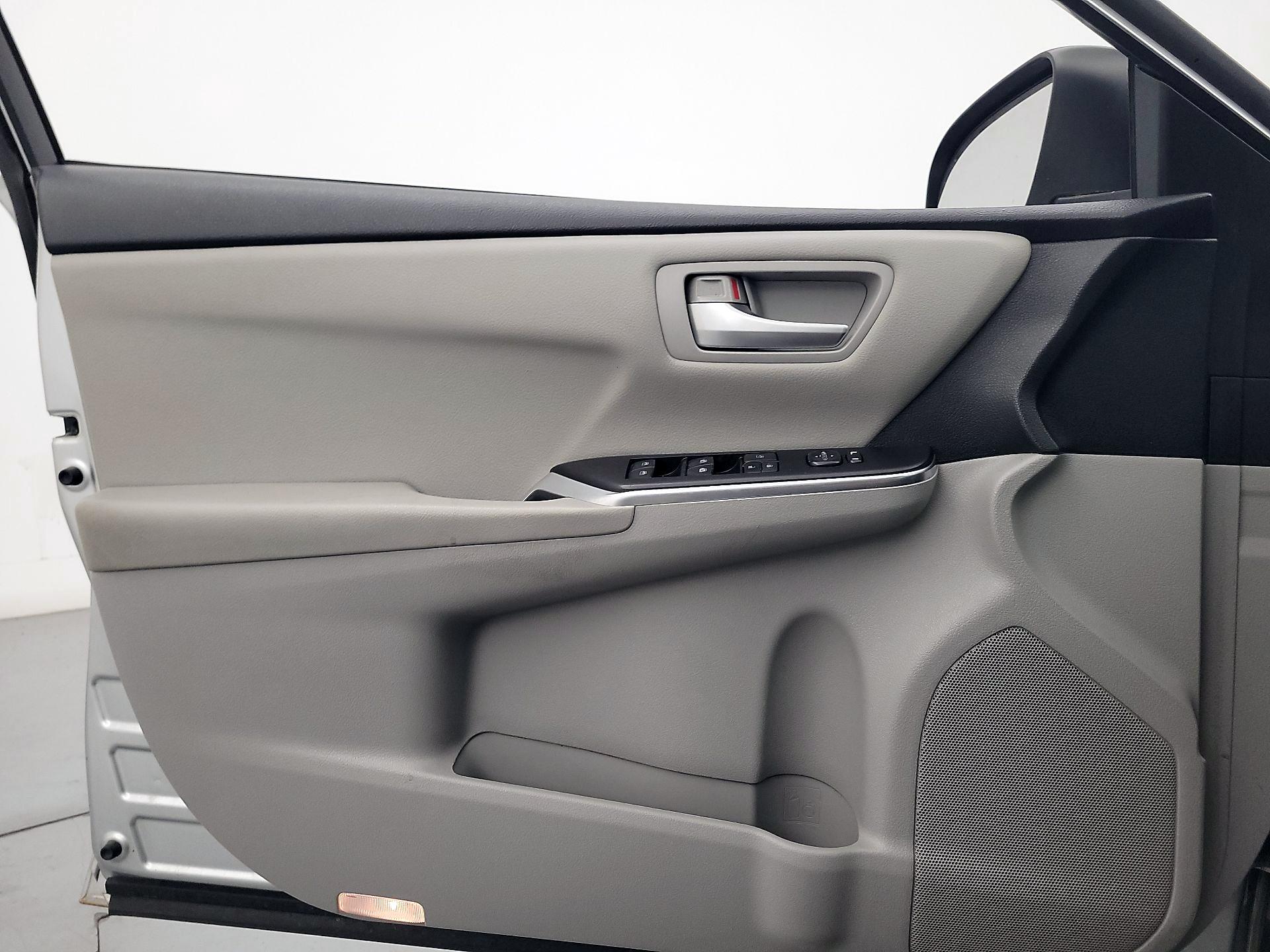 Thumbnail: 2017 Toyota Camry - 12