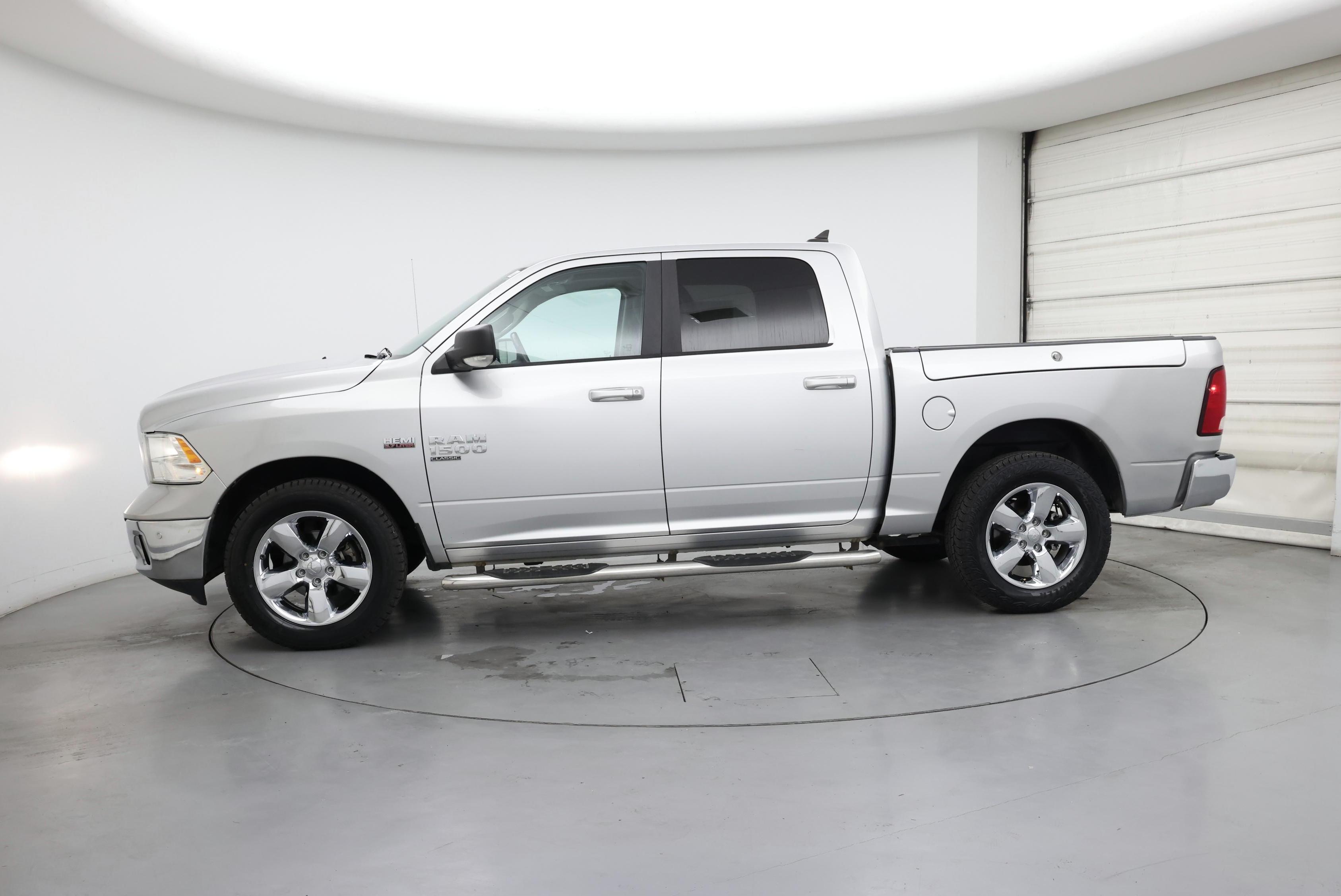 Thumbnail: 2019 RAM 1500 Classic - 3