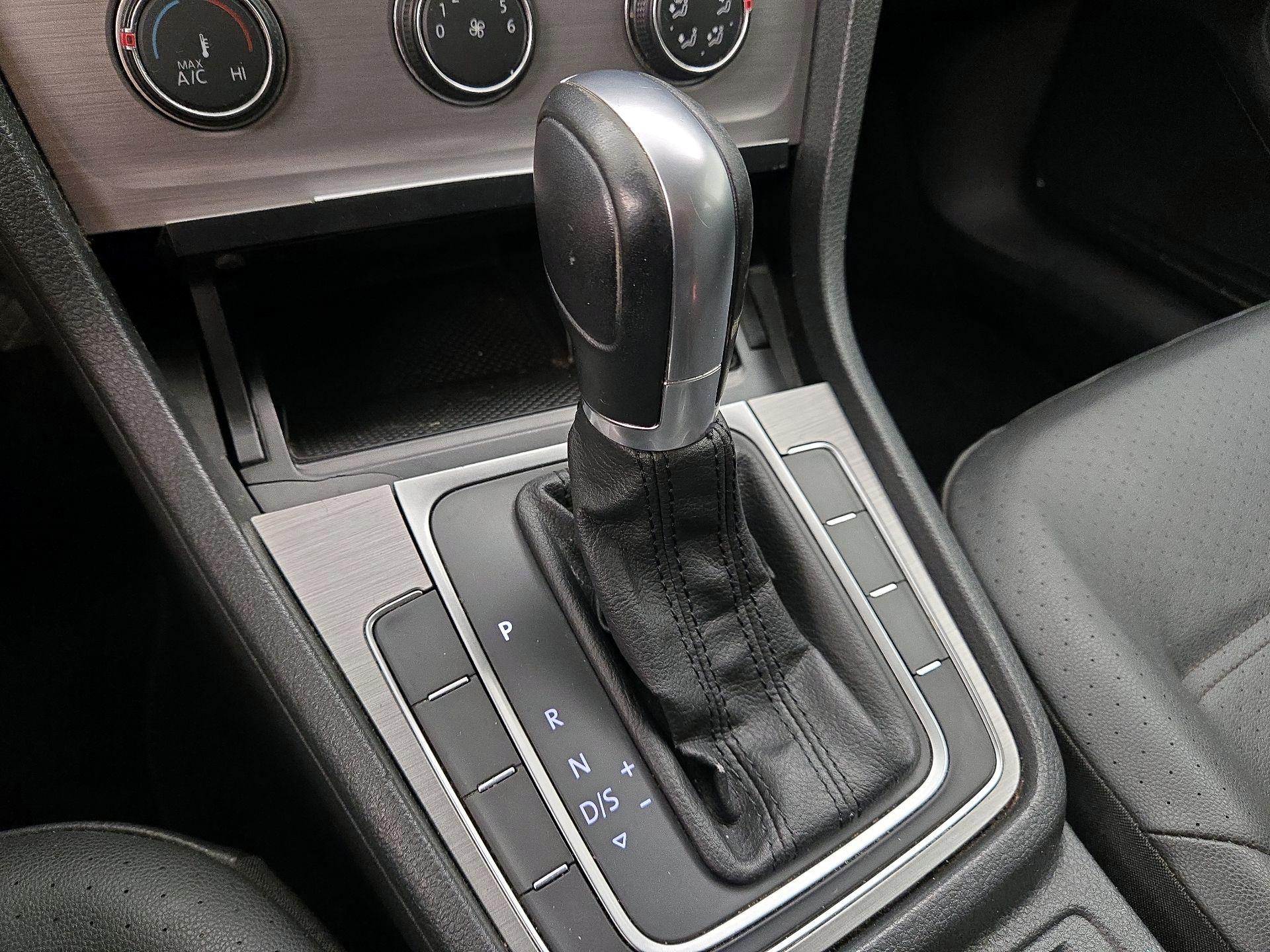 Thumbnail: 2015 Volkswagen Golf - 16