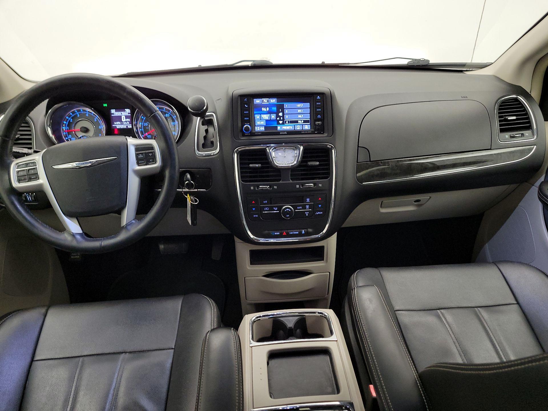 Thumbnail: 2015 Chrysler Town & Country - 9