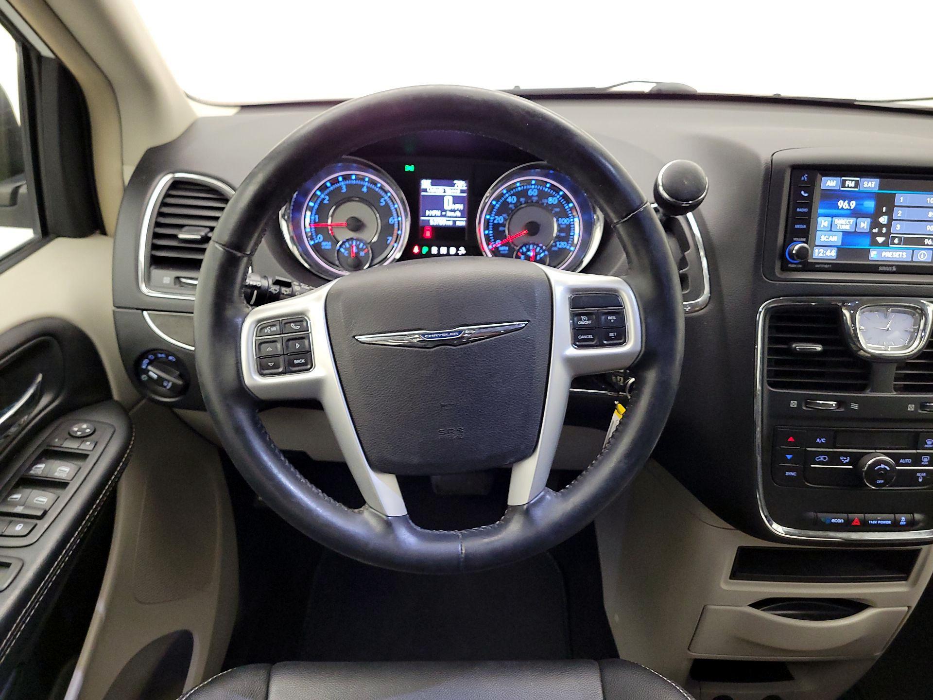 Thumbnail: 2015 Chrysler Town & Country - 10