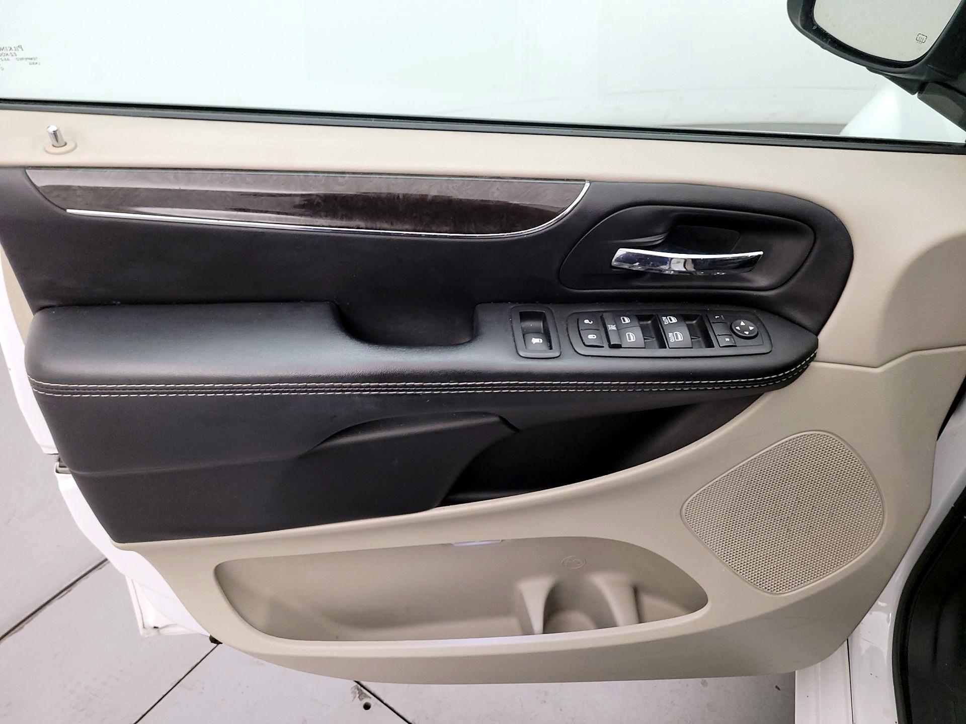 Thumbnail: 2015 Chrysler Town & Country - 12