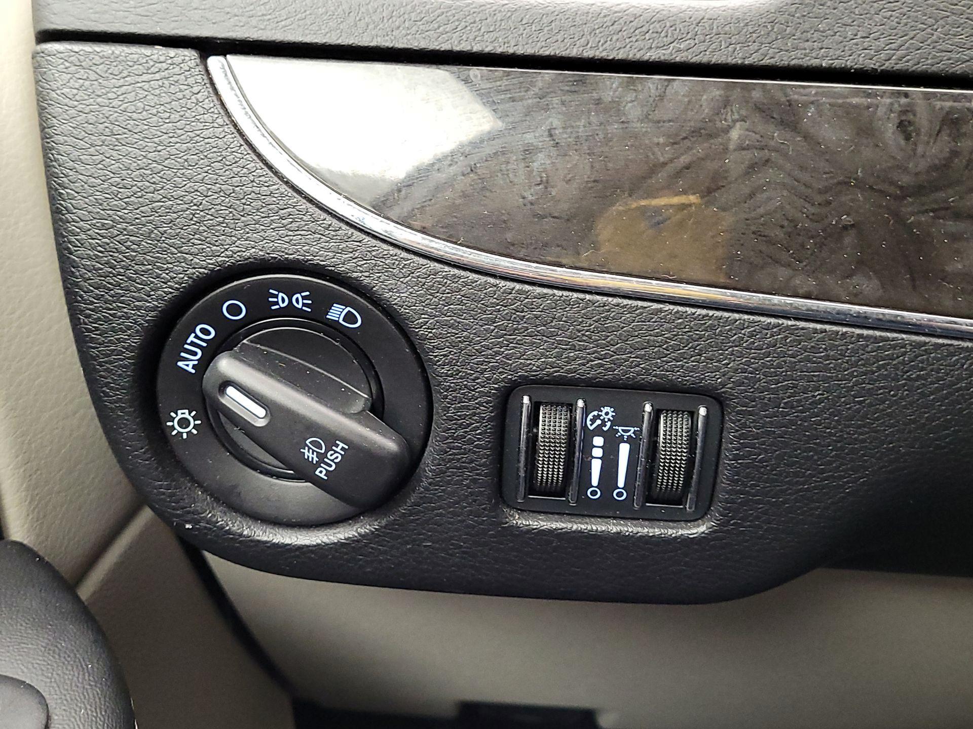 Thumbnail: 2015 Chrysler Town & Country - 13