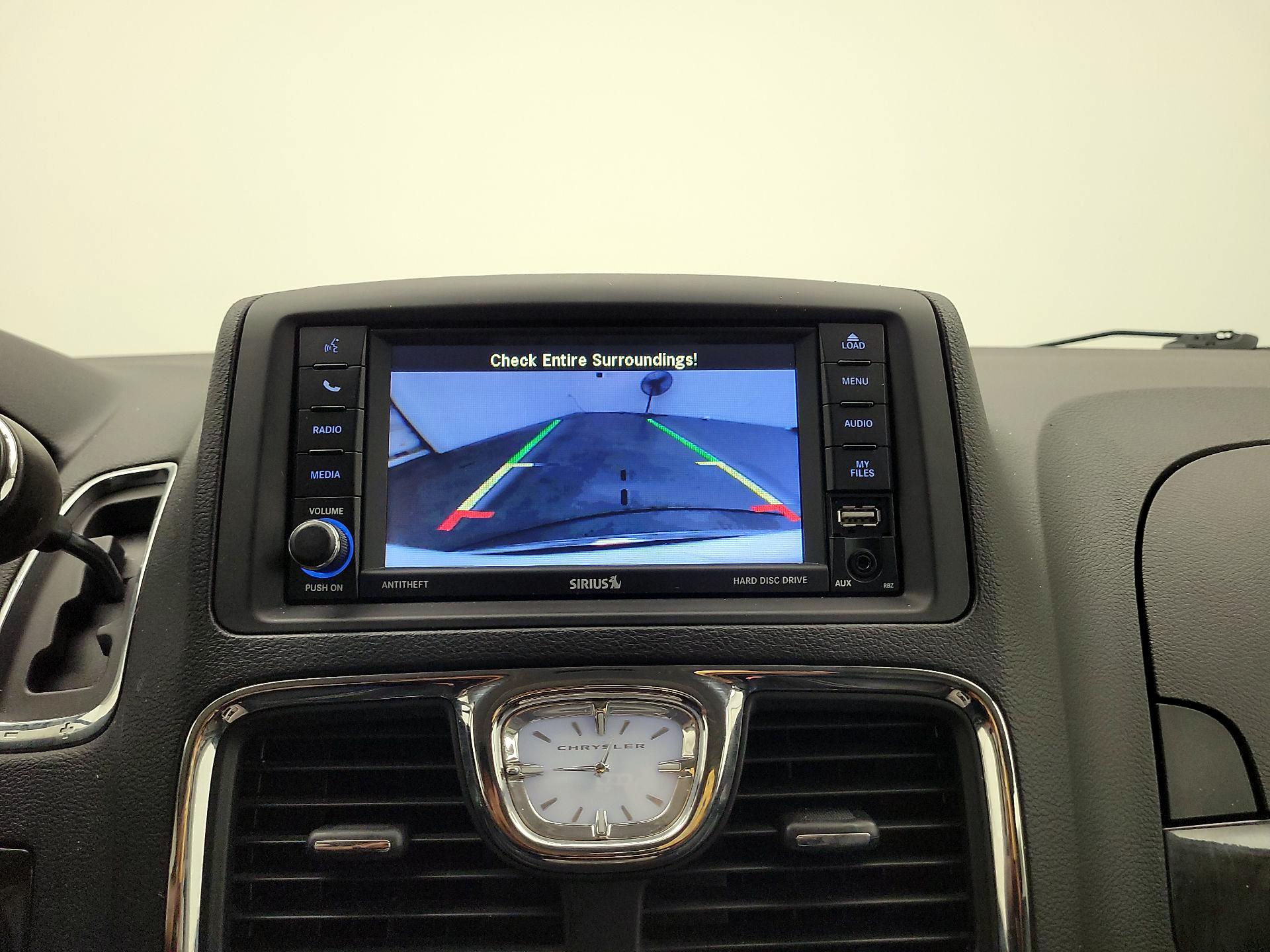 Thumbnail: 2015 Chrysler Town & Country - 14