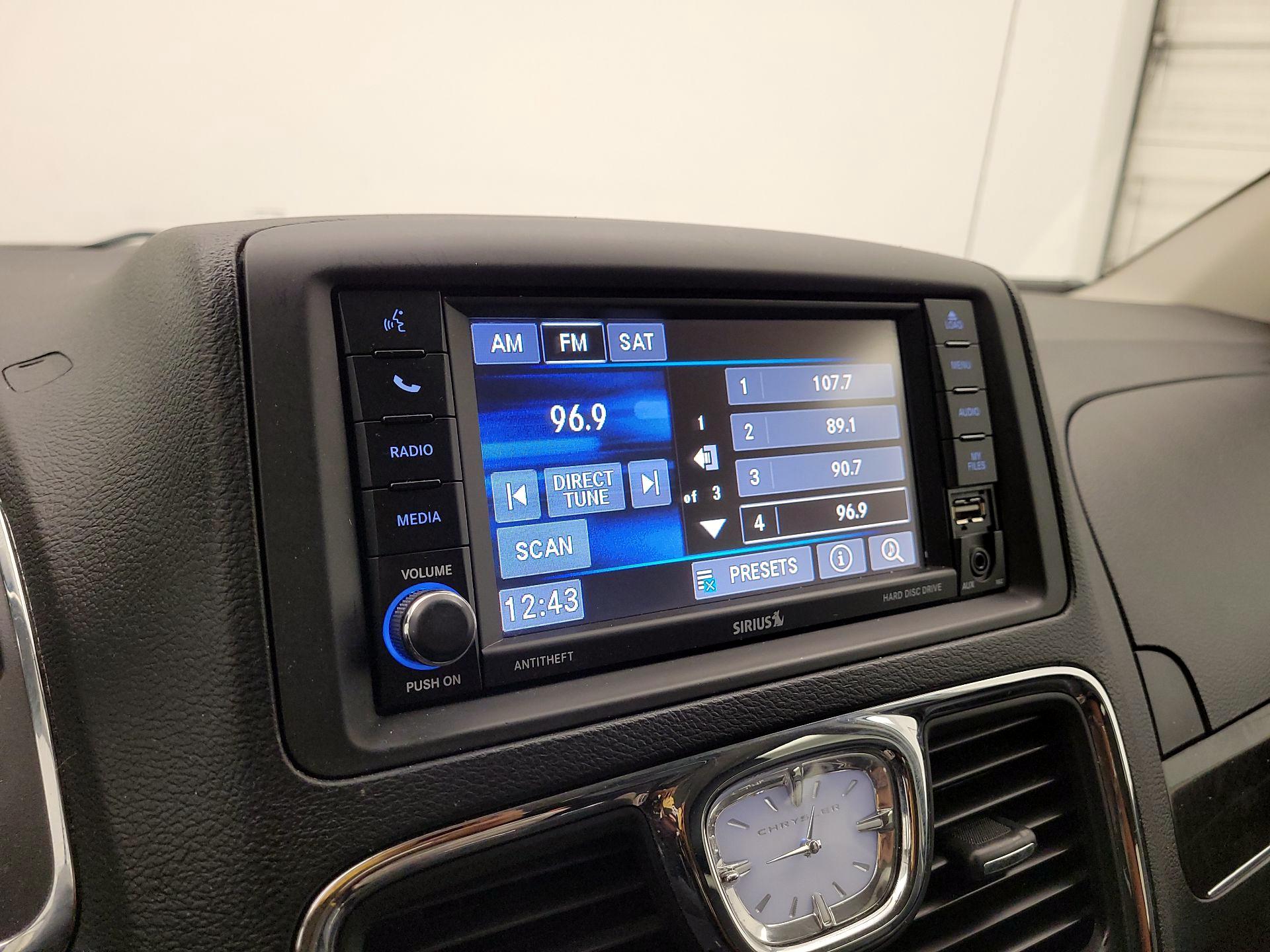 Thumbnail: 2015 Chrysler Town & Country - 15