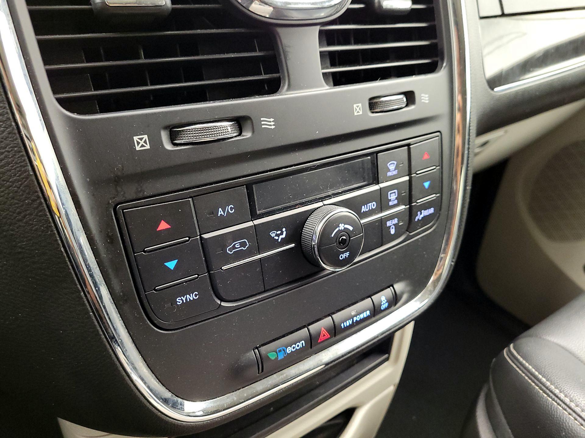 Thumbnail: 2015 Chrysler Town & Country - 16