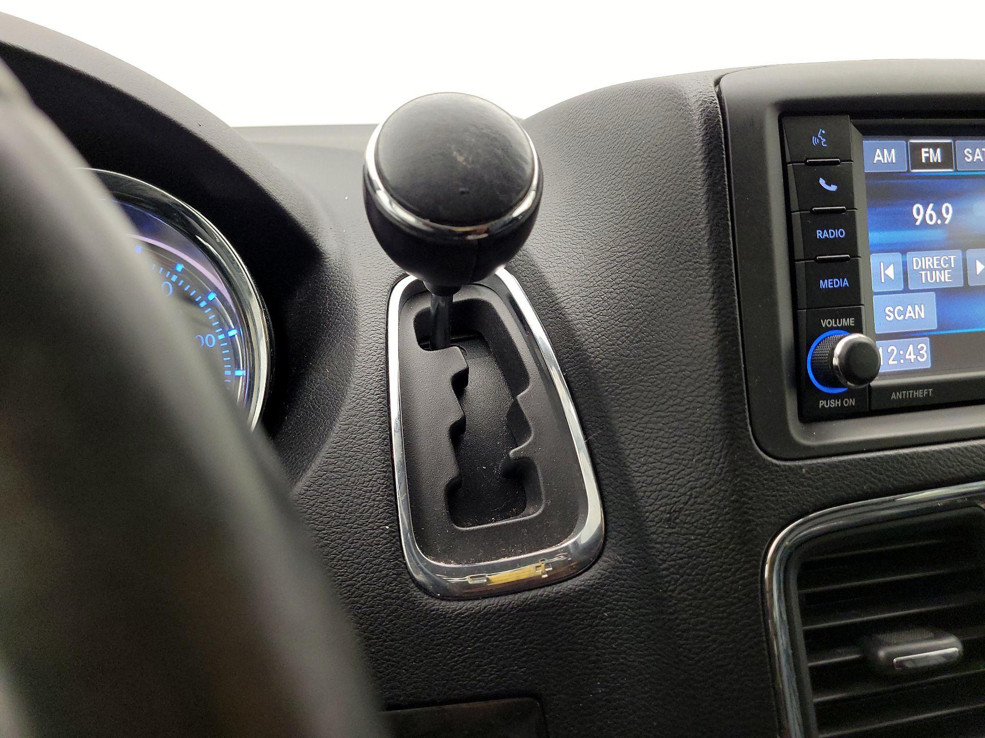 Thumbnail: 2015 Chrysler Town & Country - 17