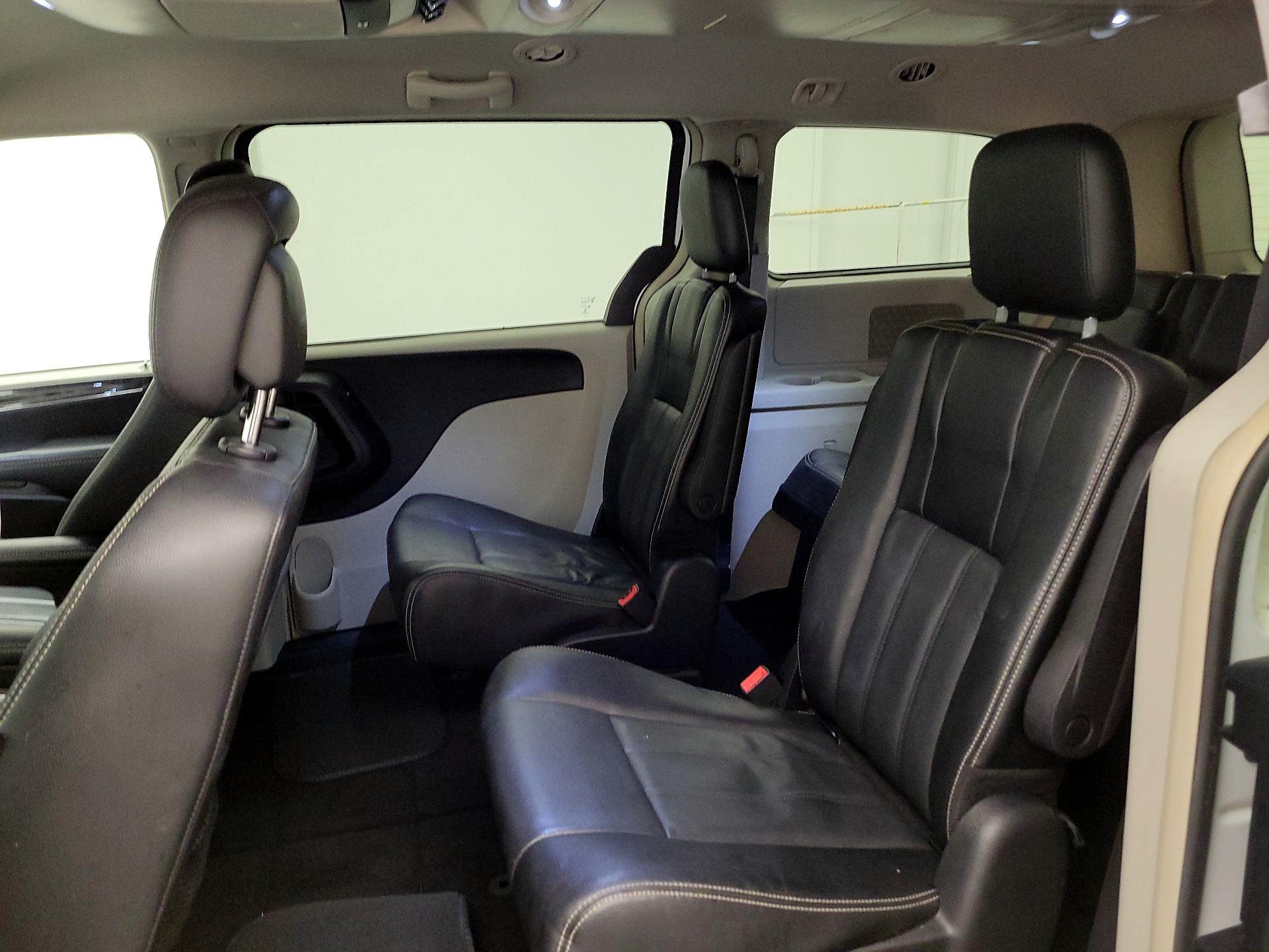 Thumbnail: 2015 Chrysler Town & Country - 19