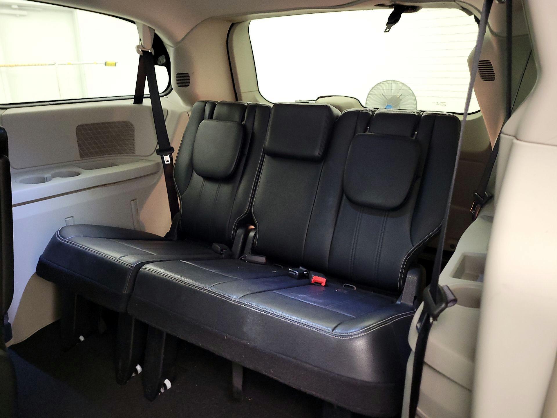 Thumbnail: 2015 Chrysler Town & Country - 20