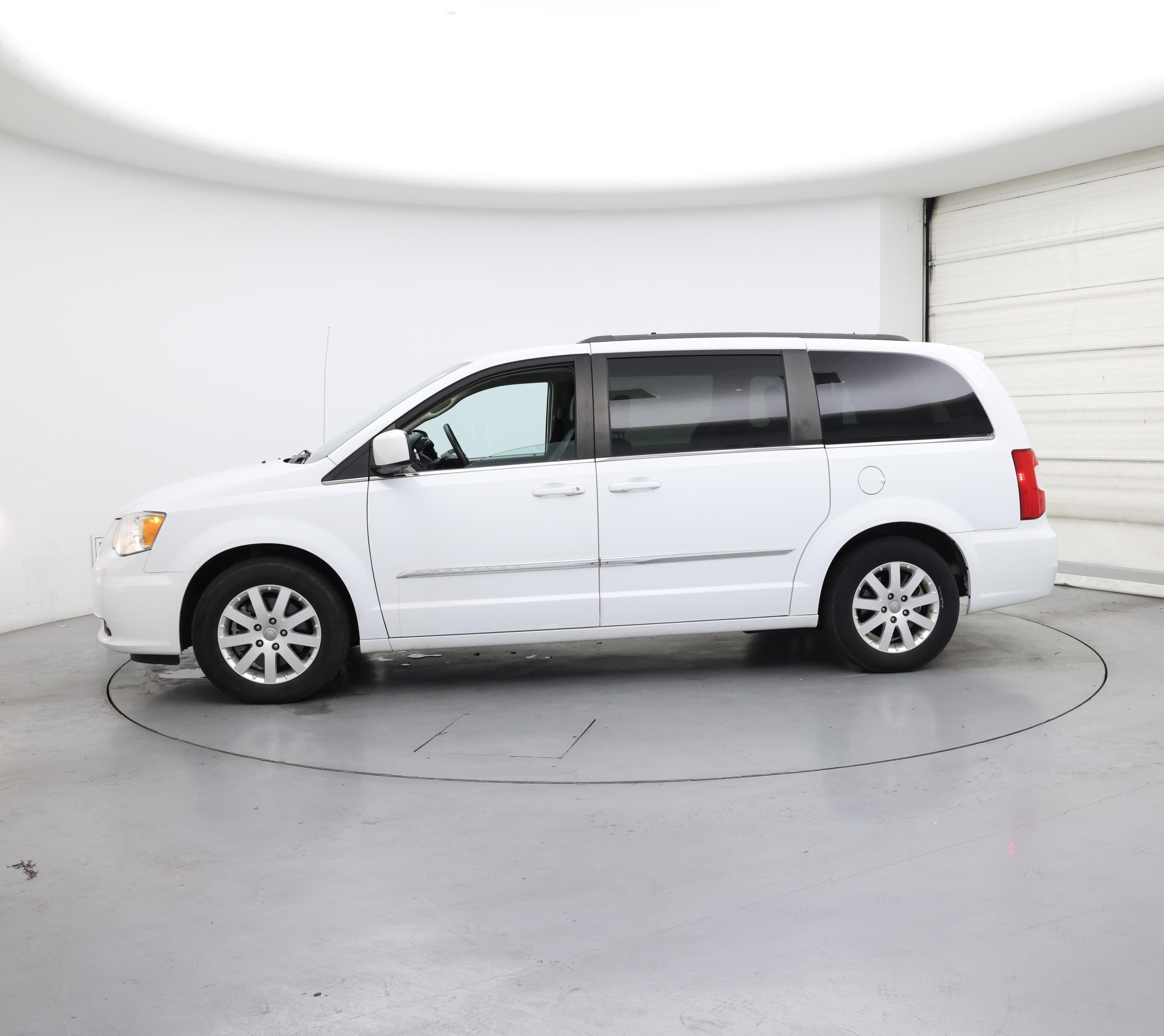 Thumbnail: 2015 Chrysler Town & Country - 3