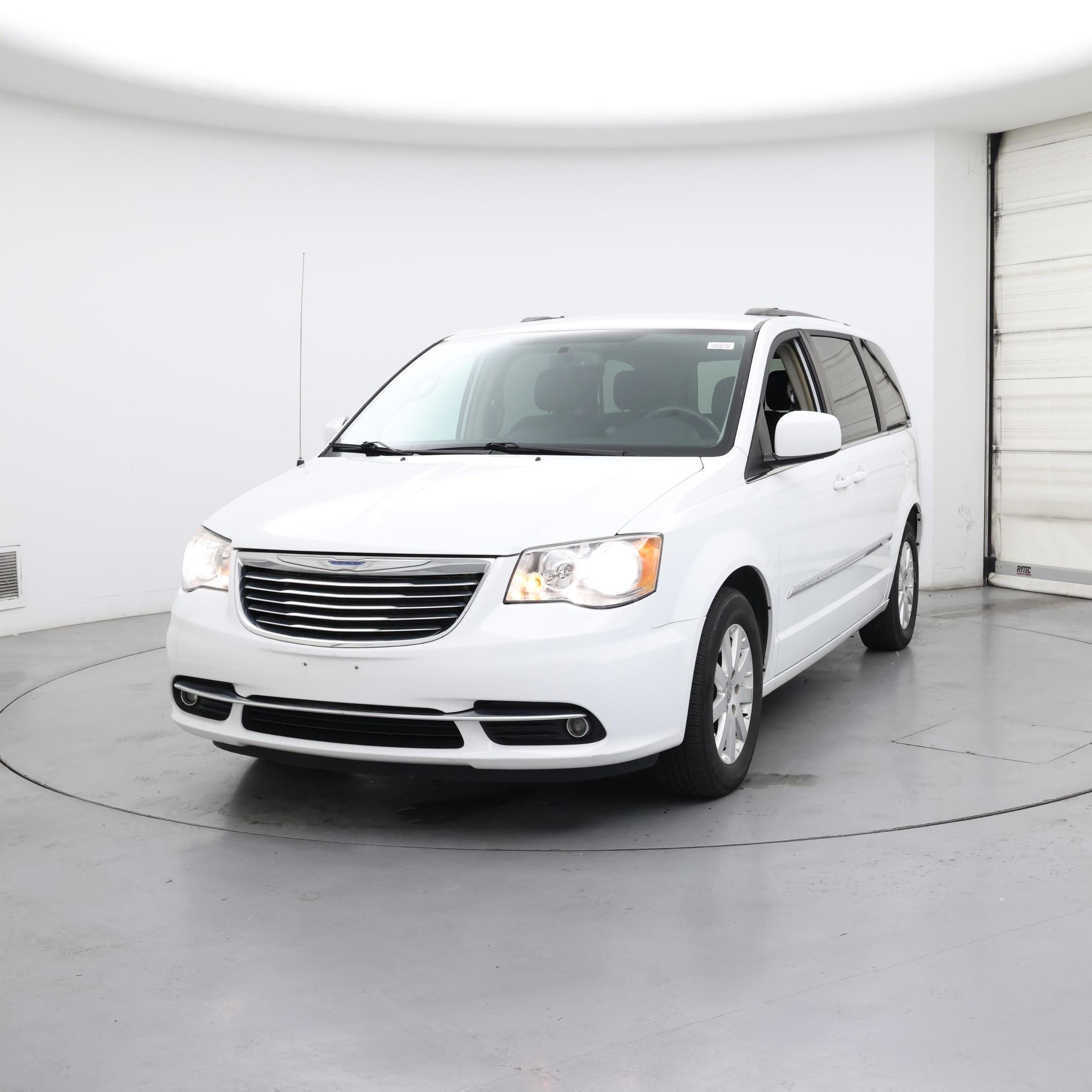 Thumbnail: 2015 Chrysler Town & Country - 4