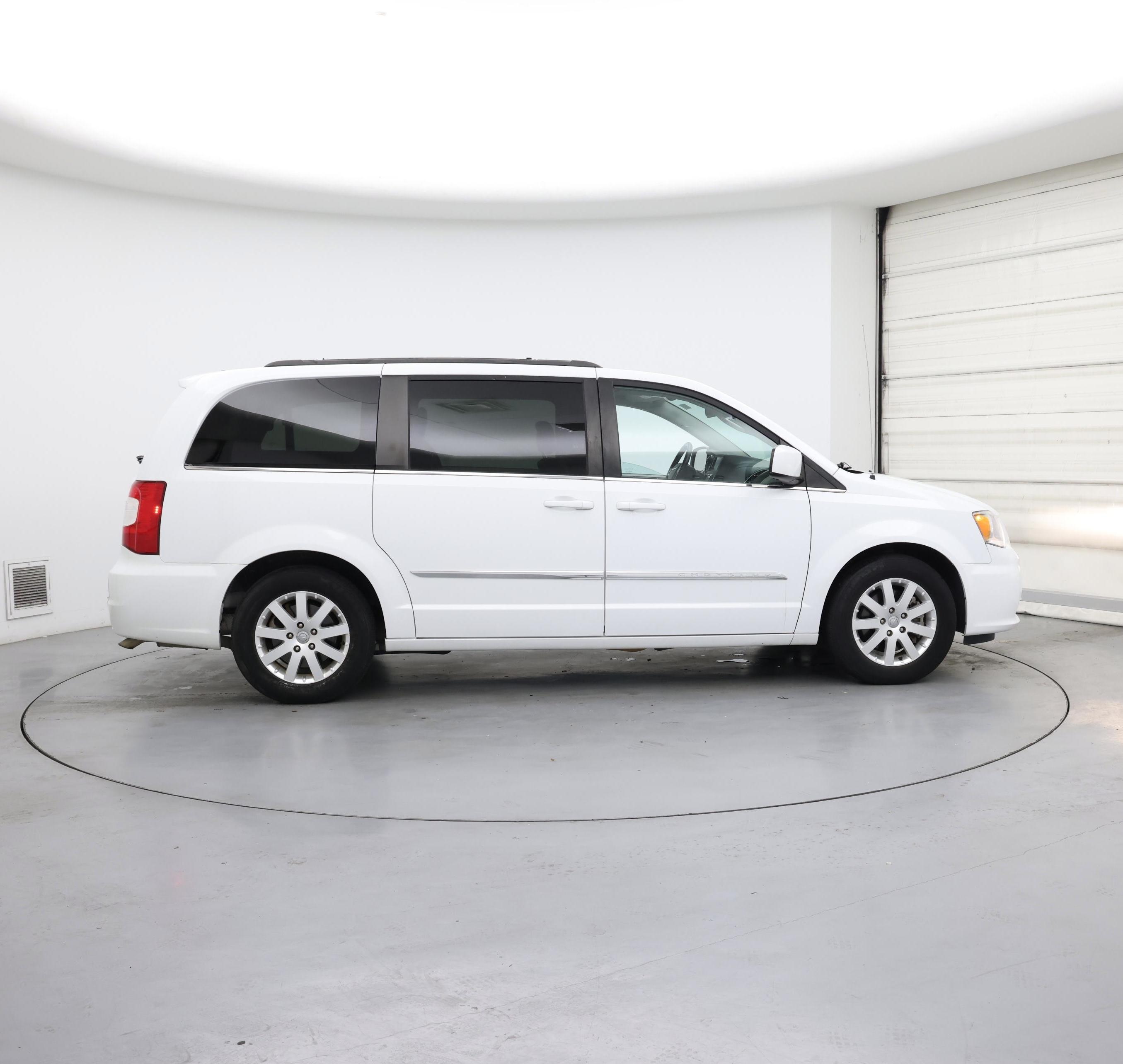 Thumbnail: 2015 Chrysler Town & Country - 7