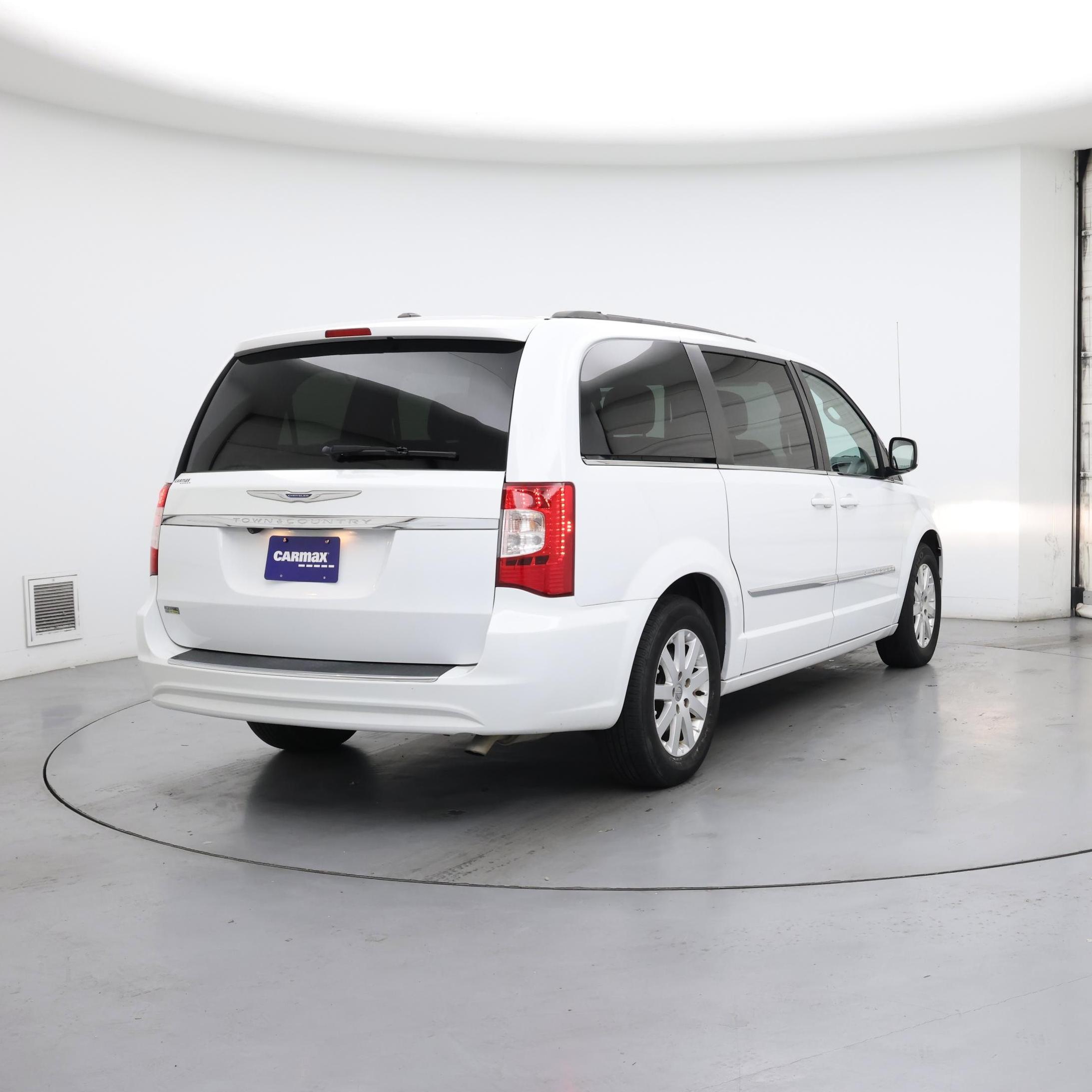 Thumbnail: 2015 Chrysler Town & Country - 8