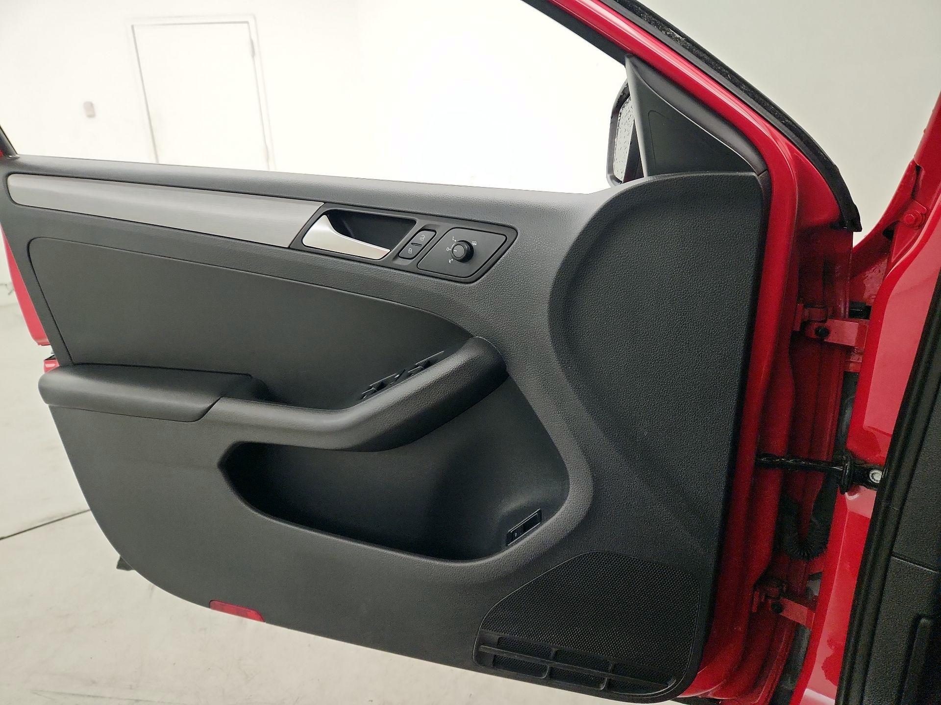 Thumbnail: 2016 Volkswagen Jetta - 12
