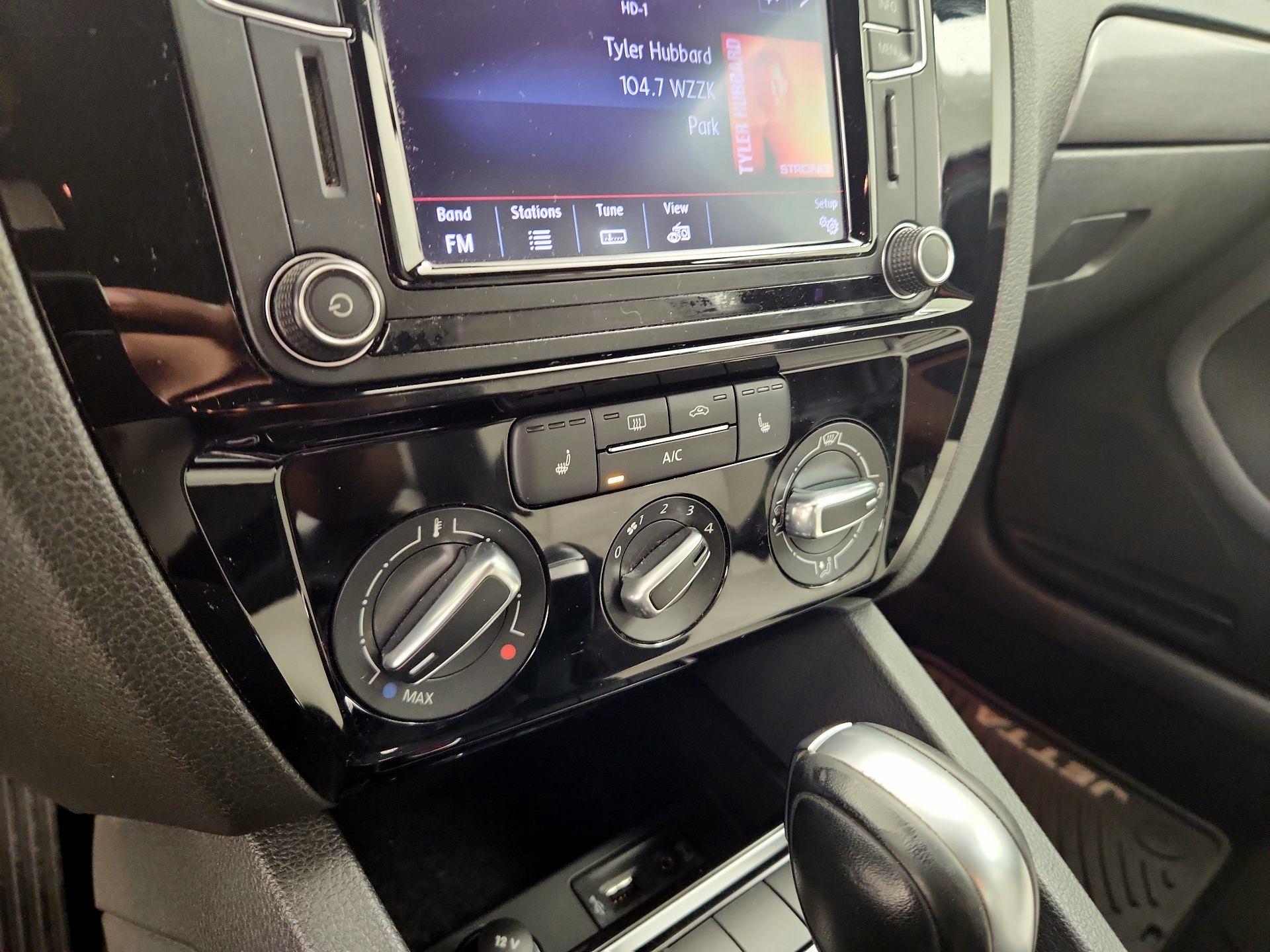 Thumbnail: 2016 Volkswagen Jetta - 16