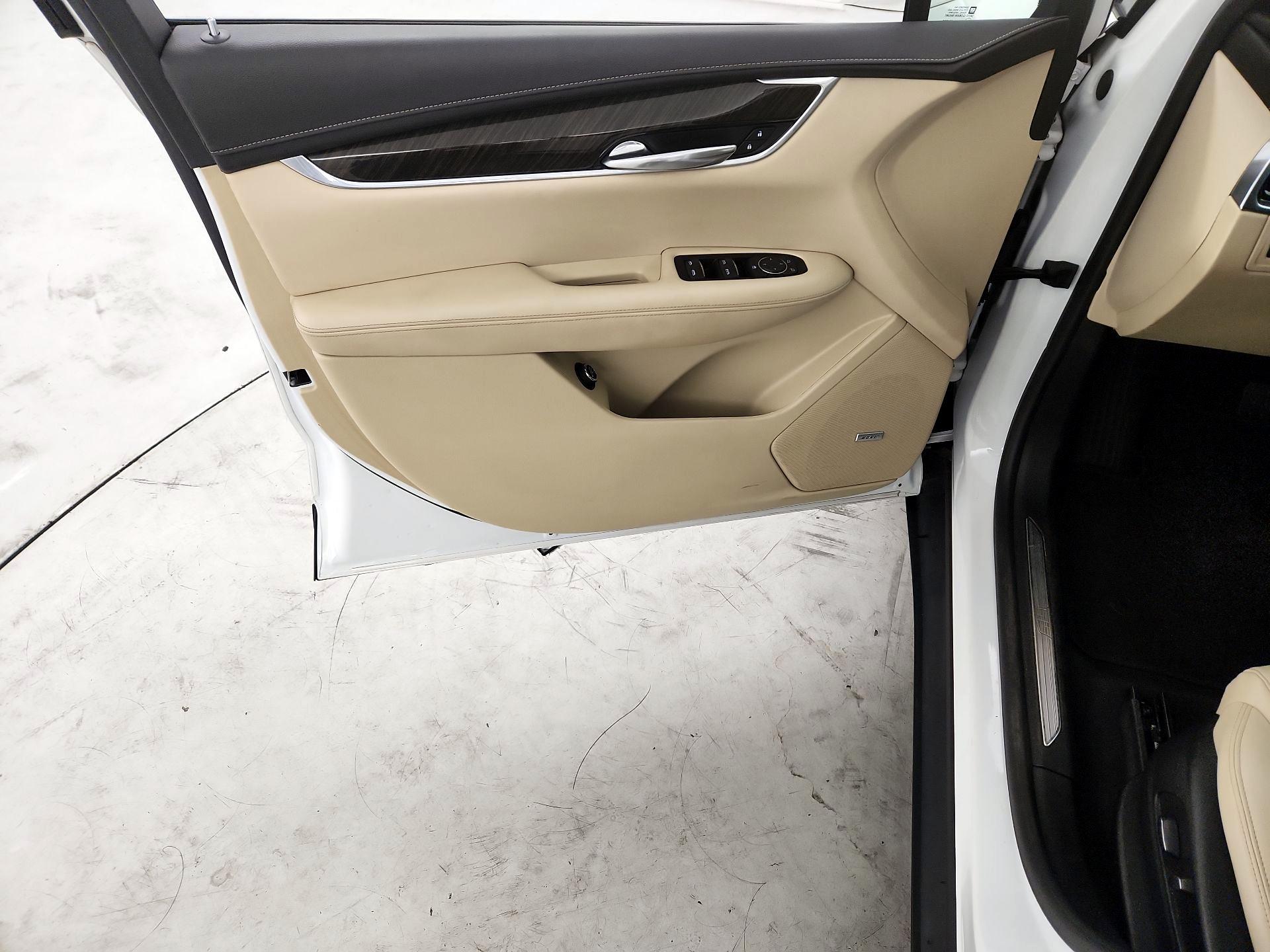 Thumbnail: 2017 Cadillac XT5 - 12
