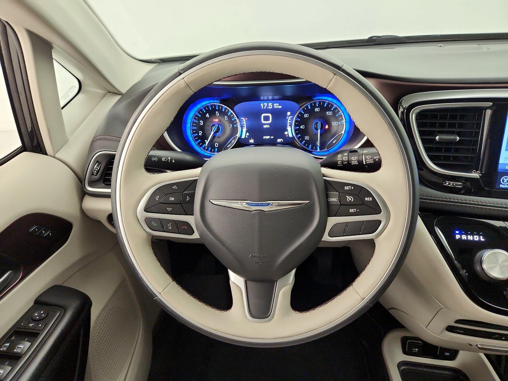 Thumbnail: 2017 Chrysler Pacifica - 10