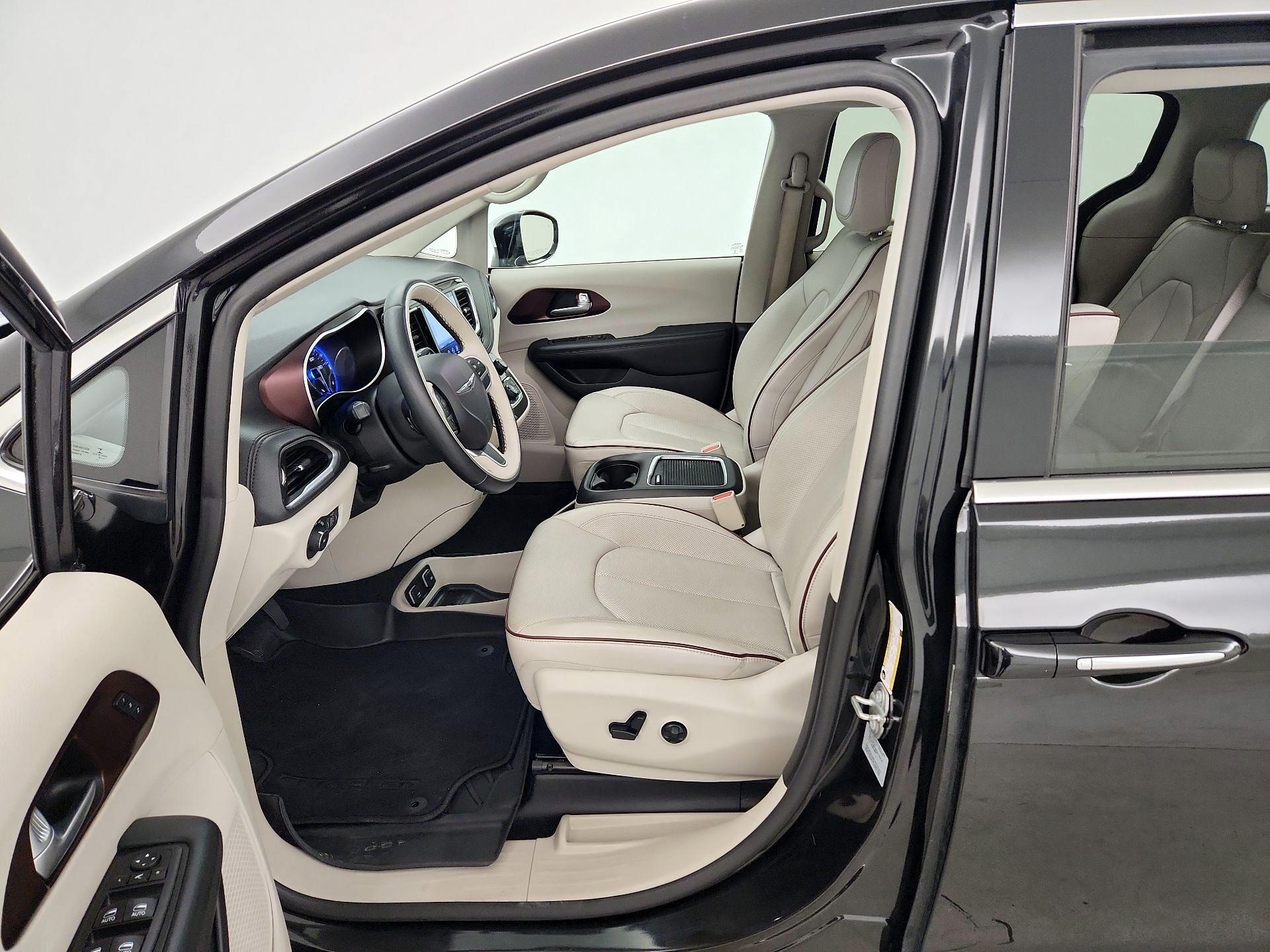 Thumbnail: 2017 Chrysler Pacifica - 11