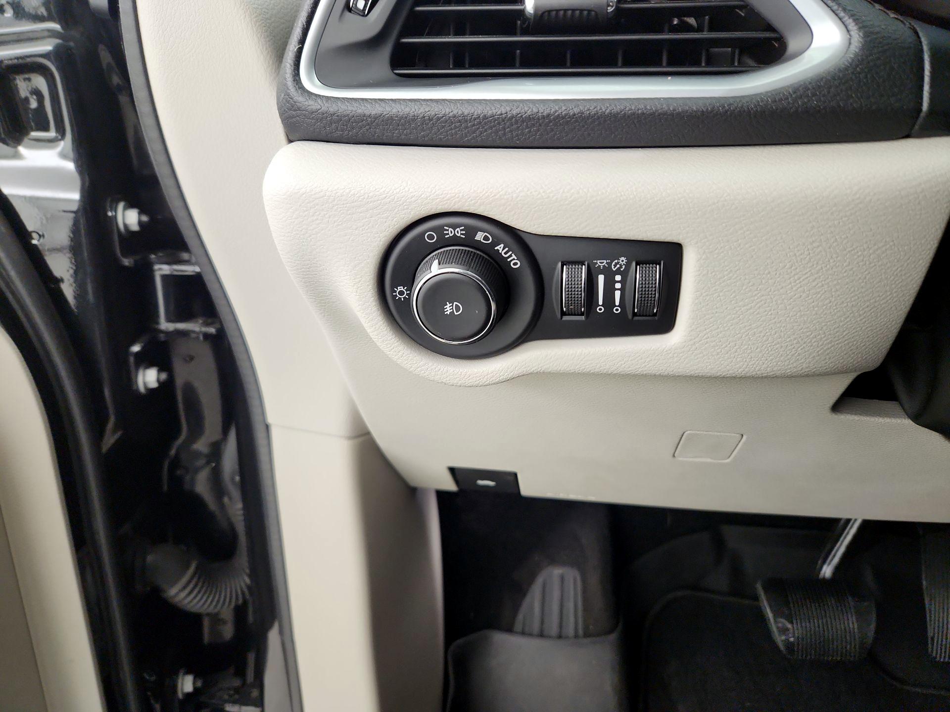 Thumbnail: 2017 Chrysler Pacifica - 13
