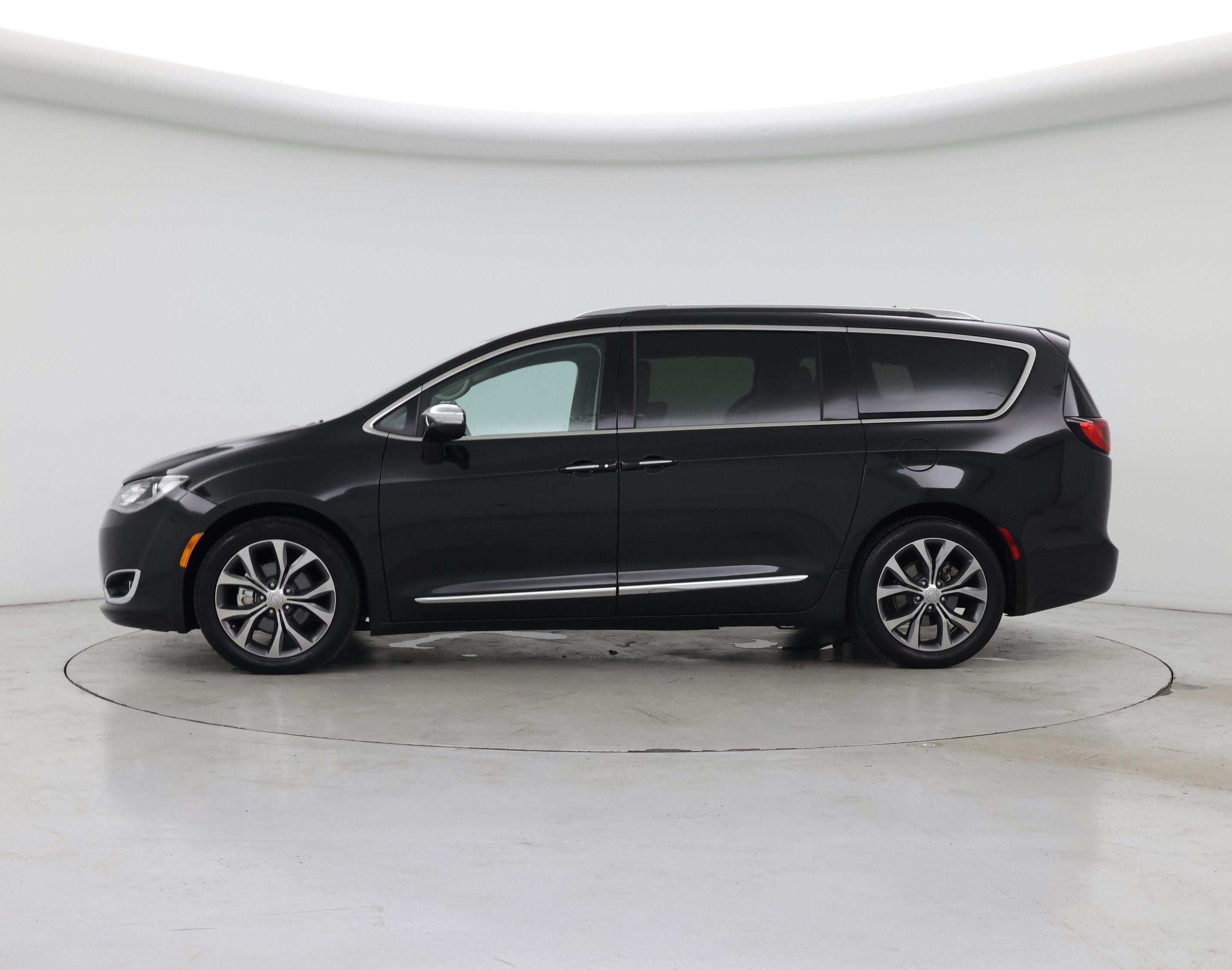Thumbnail: 2017 Chrysler Pacifica - 3