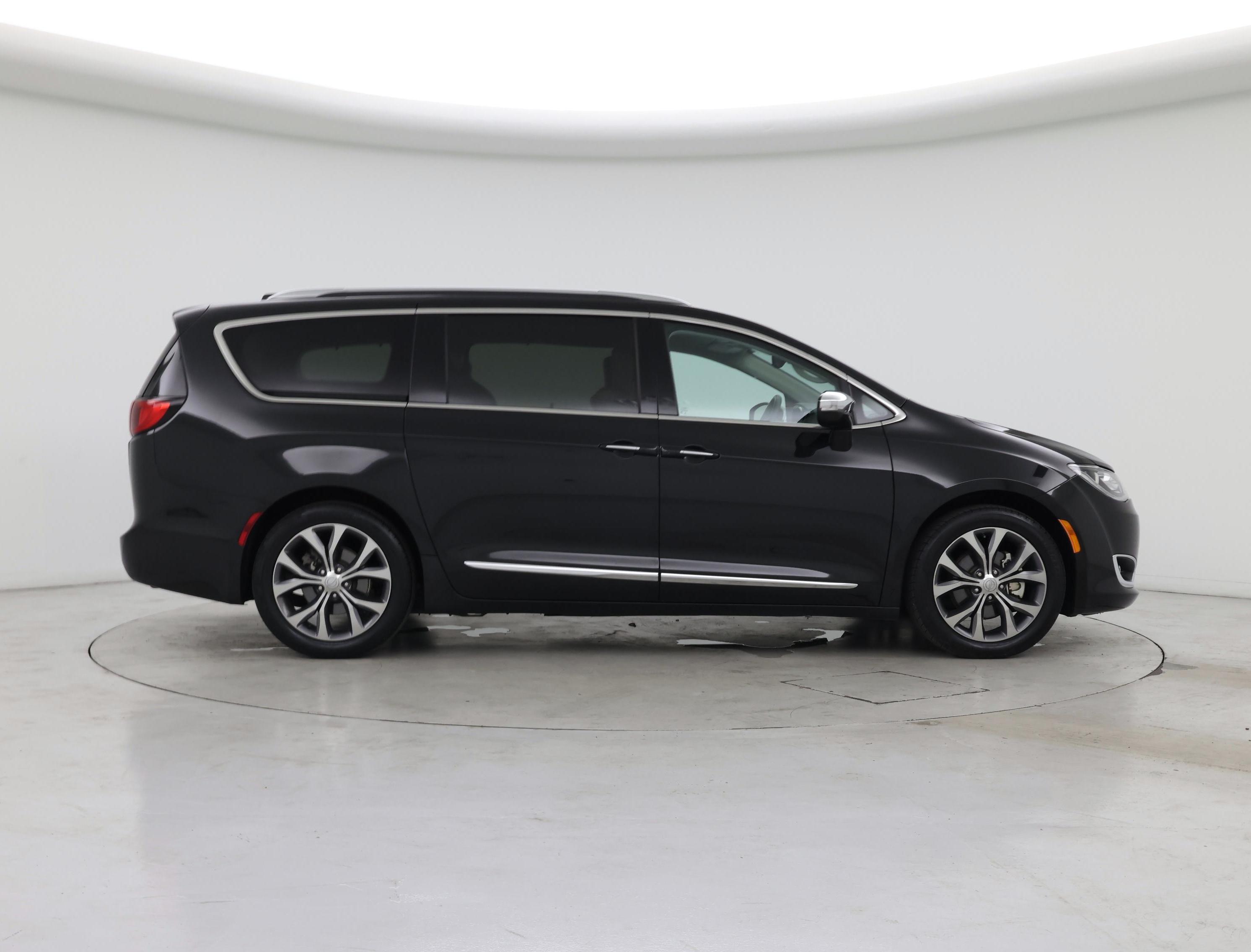 Thumbnail: 2017 Chrysler Pacifica - 7