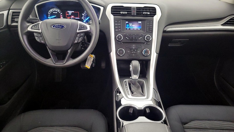 2016 Ford Fusion SE 9