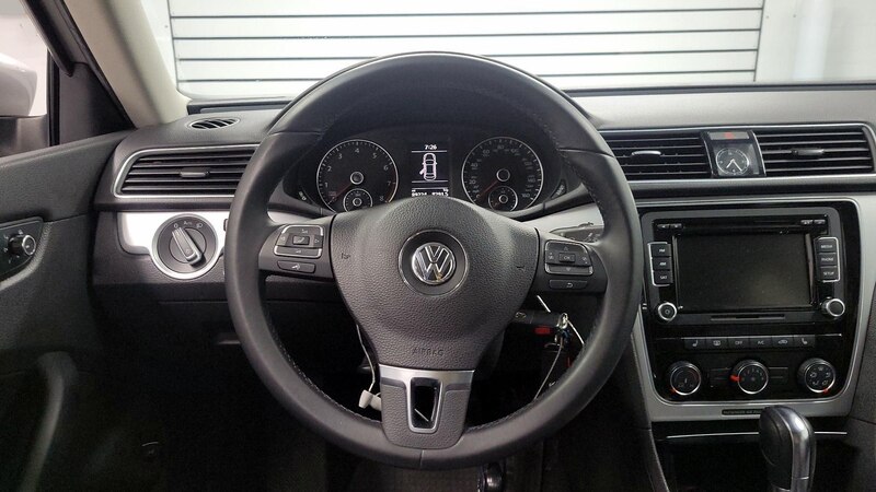 2013 Volkswagen Passat SE 10