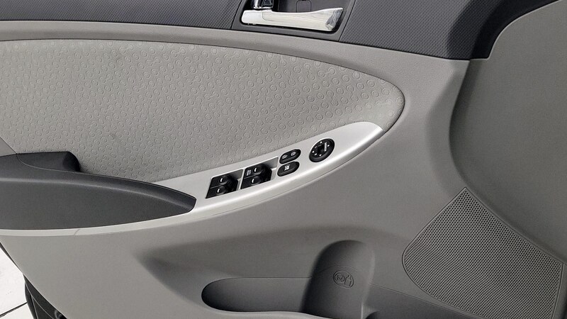 2013 Hyundai Accent SE 12