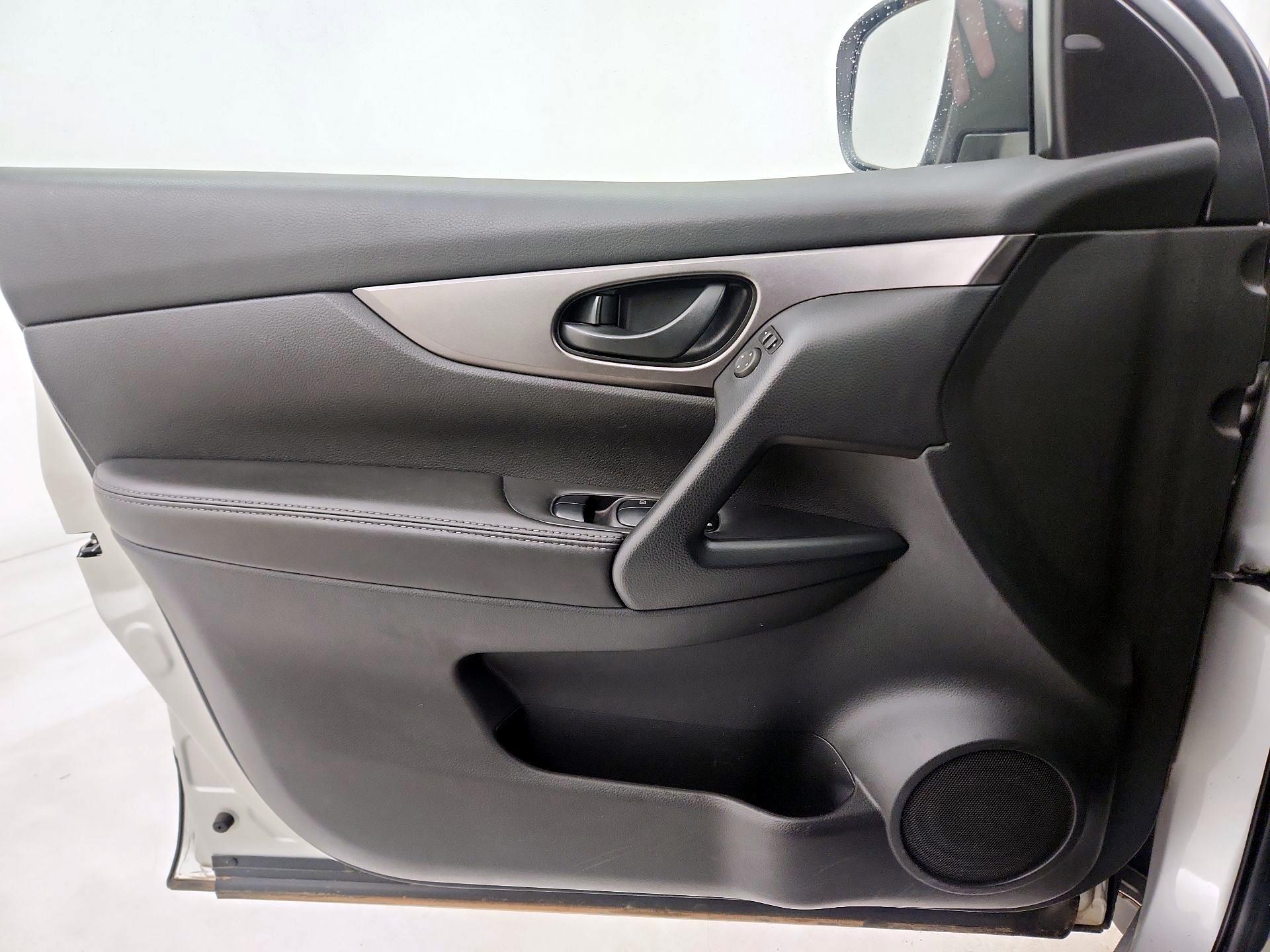 Thumbnail: 2022 Nissan Rogue Sport - 12