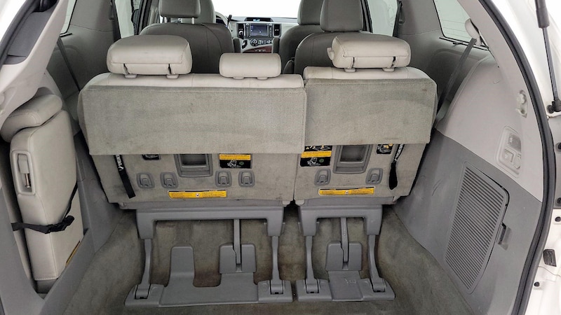 2014 Toyota Sienna XLE 23