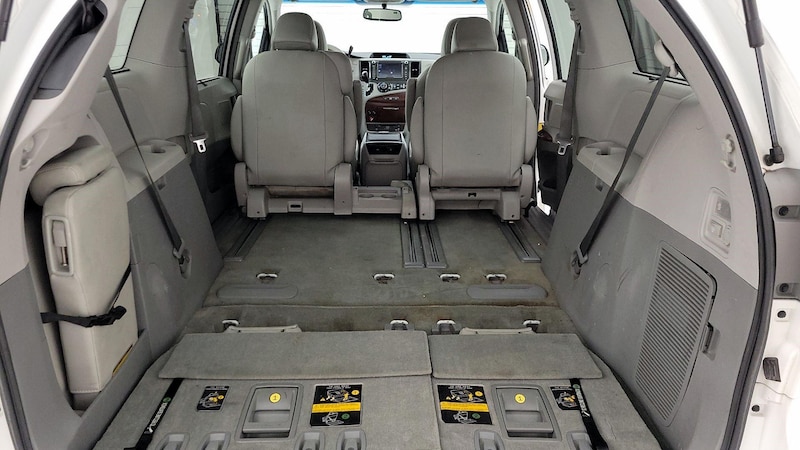 2014 Toyota Sienna XLE 24