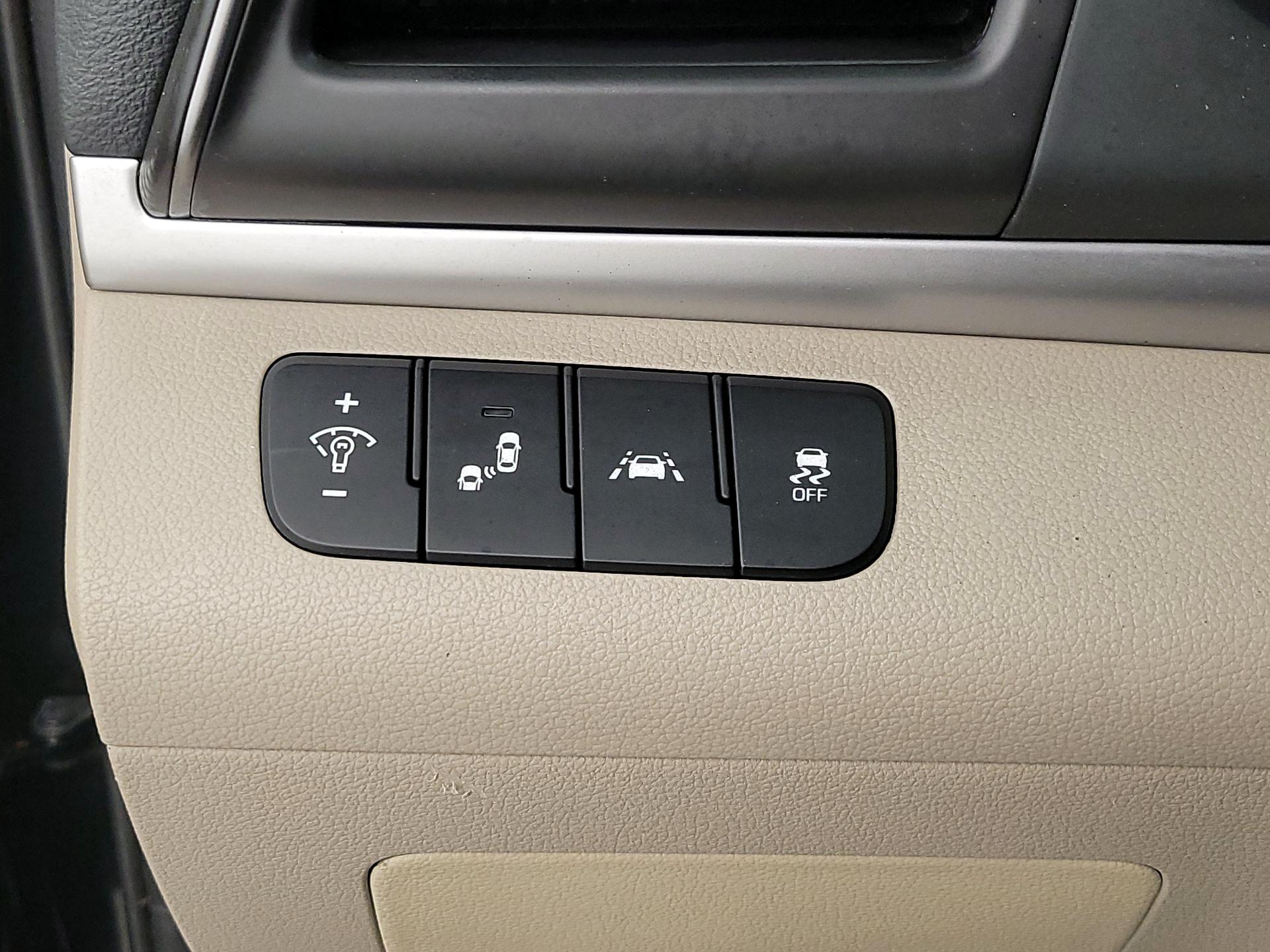 Thumbnail: 2020 Hyundai Elantra - 13