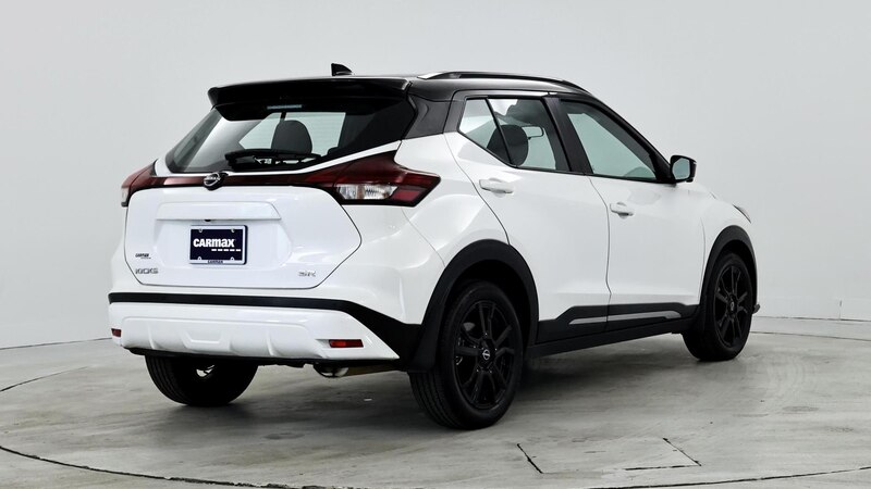 2022 Nissan Kicks SR 8