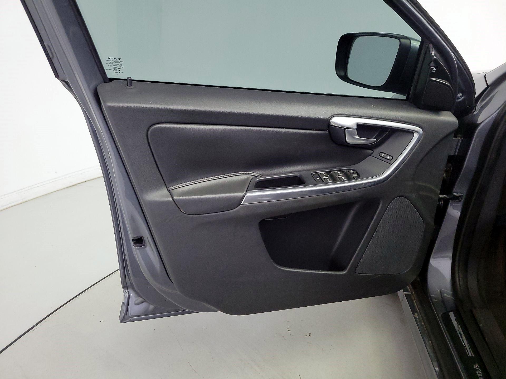 Thumbnail: 2016 Volvo XC60 - 12