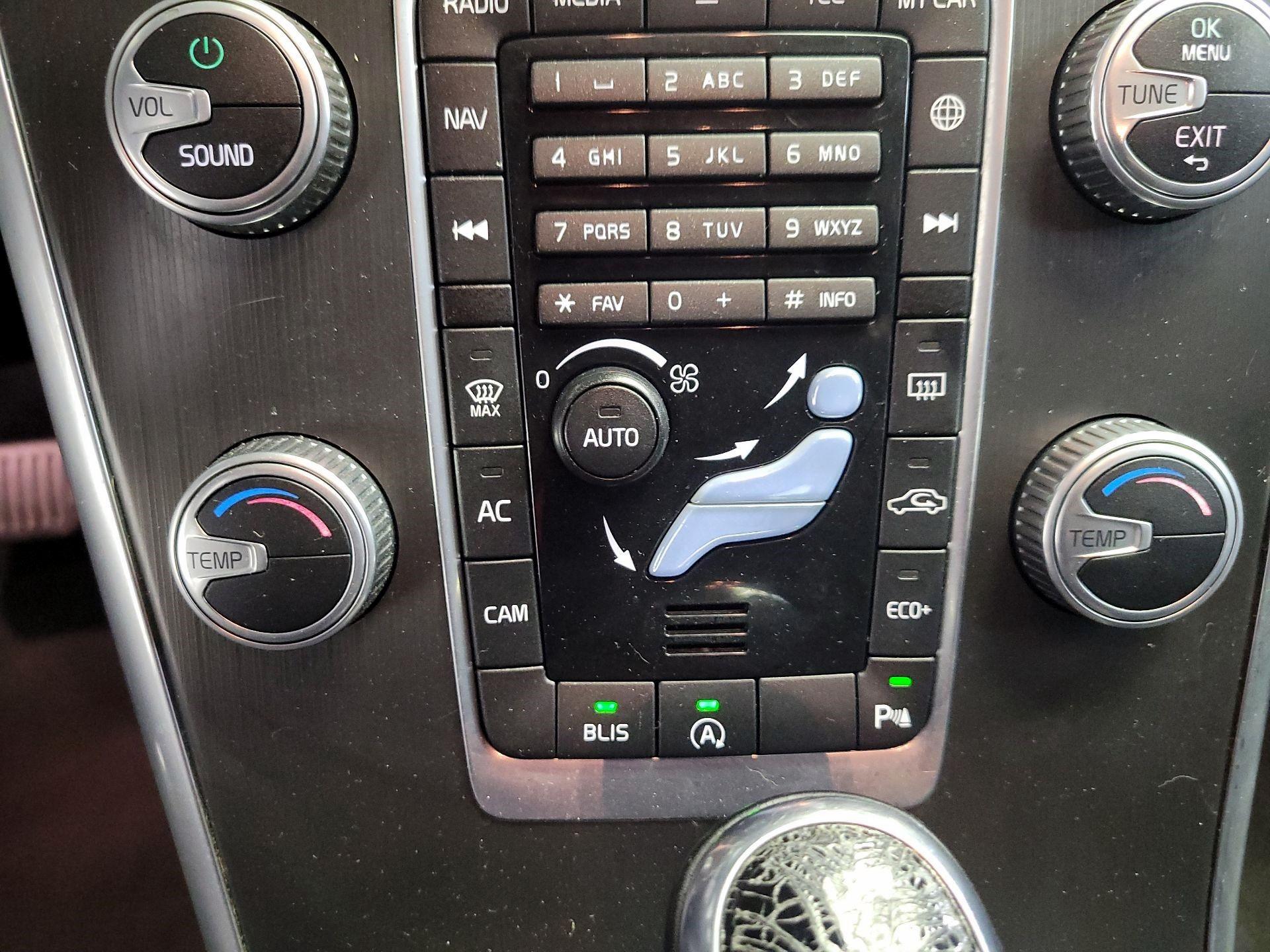 Thumbnail: 2016 Volvo XC60 - 17