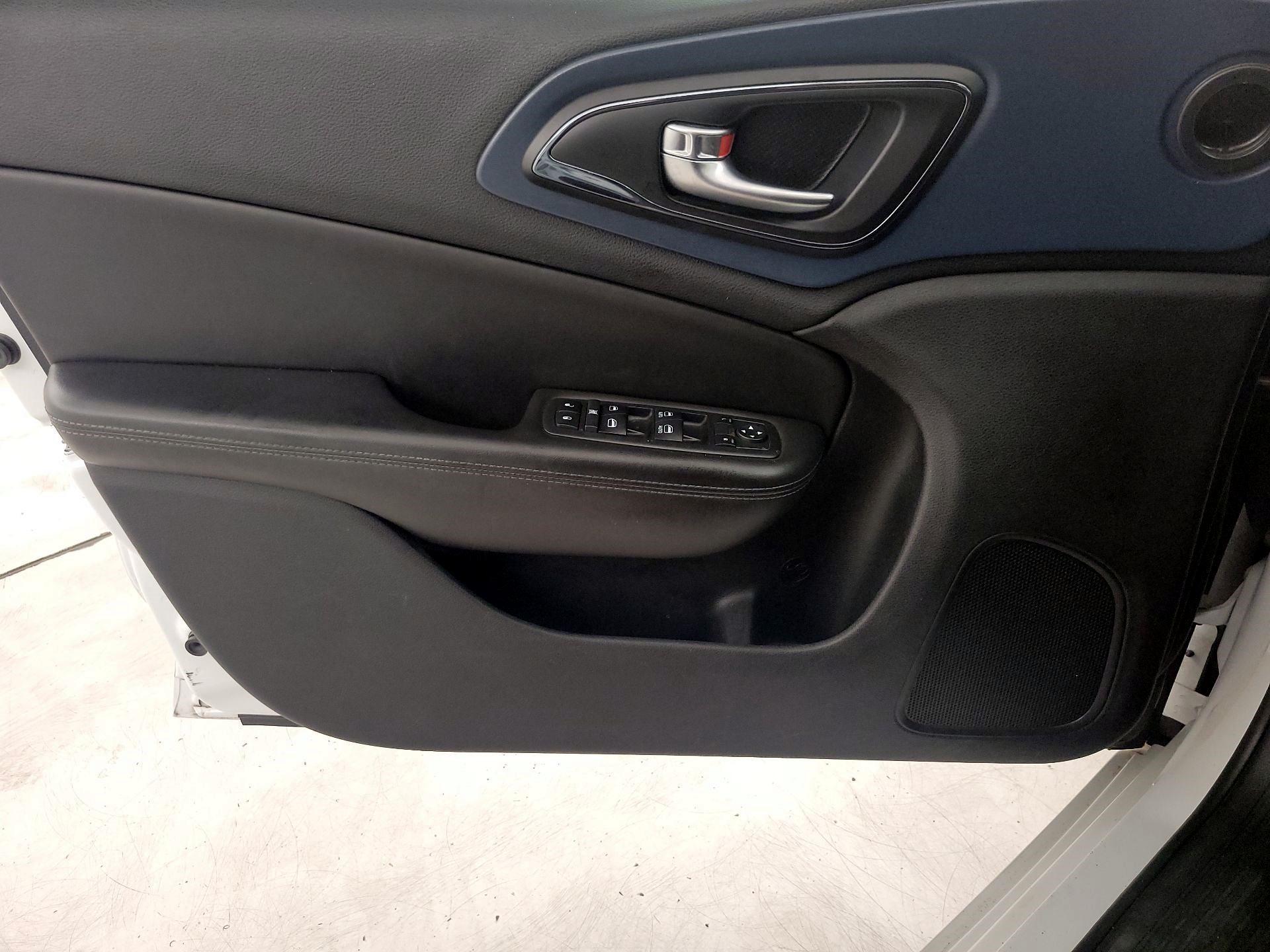 Thumbnail: 2015 Chrysler 200 - 12