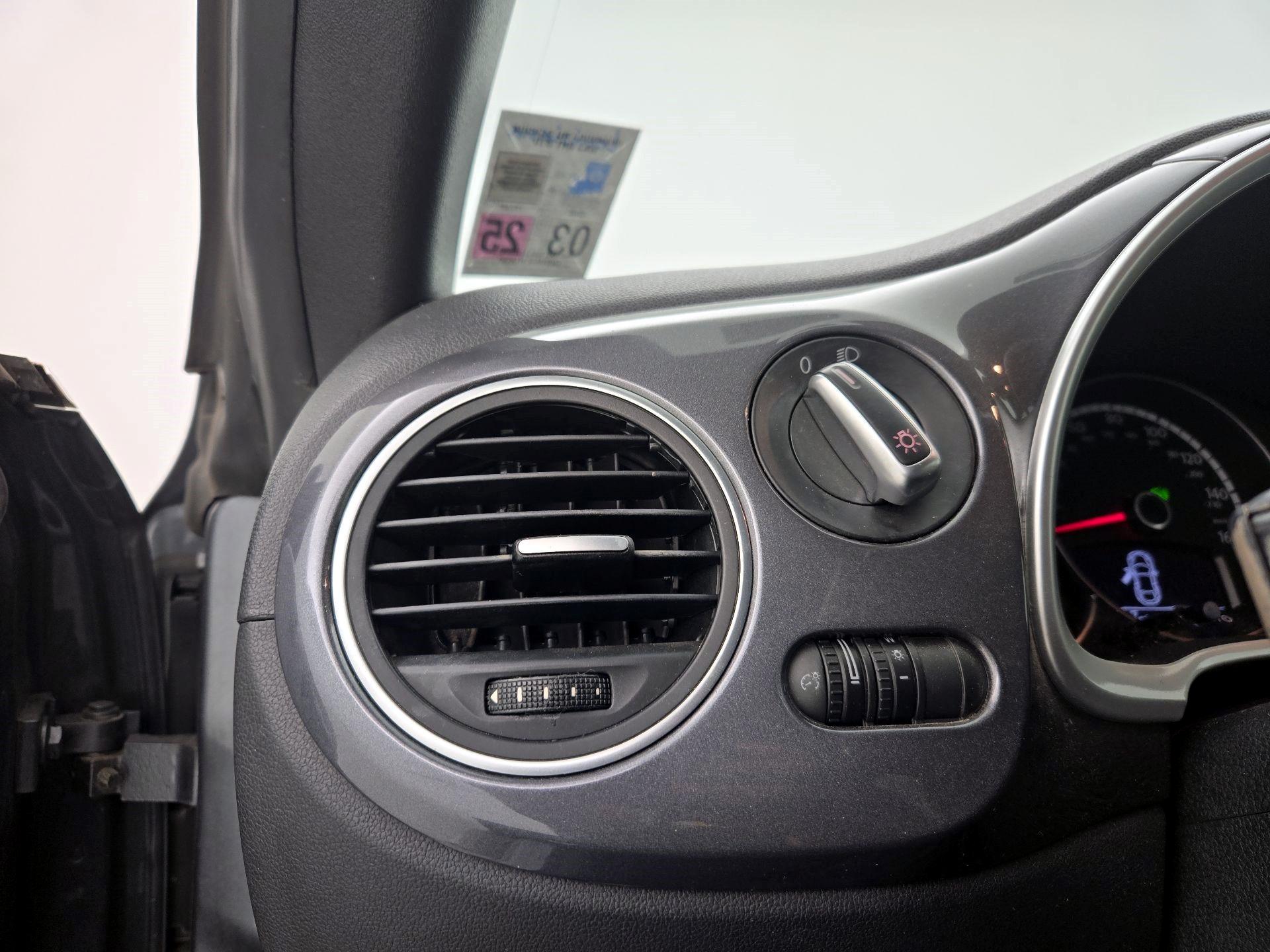 Thumbnail: 2015 Volkswagen Beetle - 13