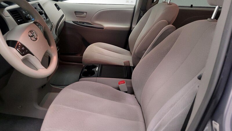 2014 Toyota Sienna LE 11
