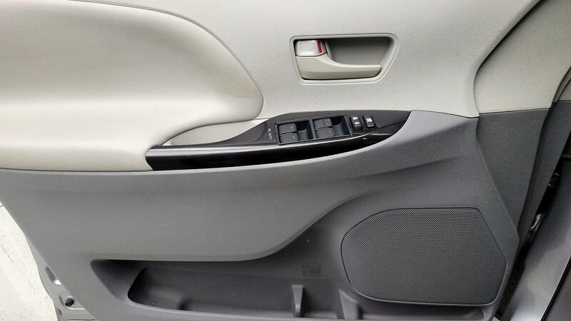 2014 Toyota Sienna LE 12