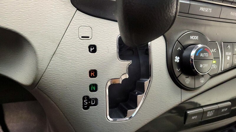 2014 Toyota Sienna LE 17