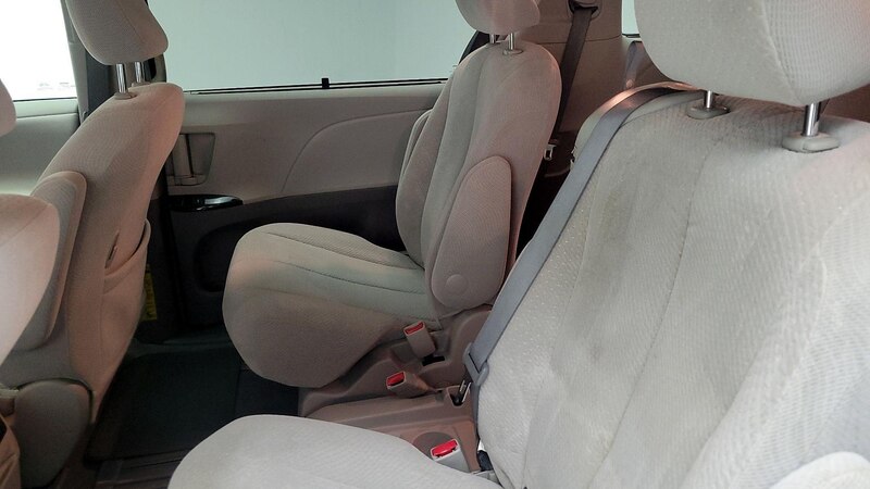 2014 Toyota Sienna LE 19