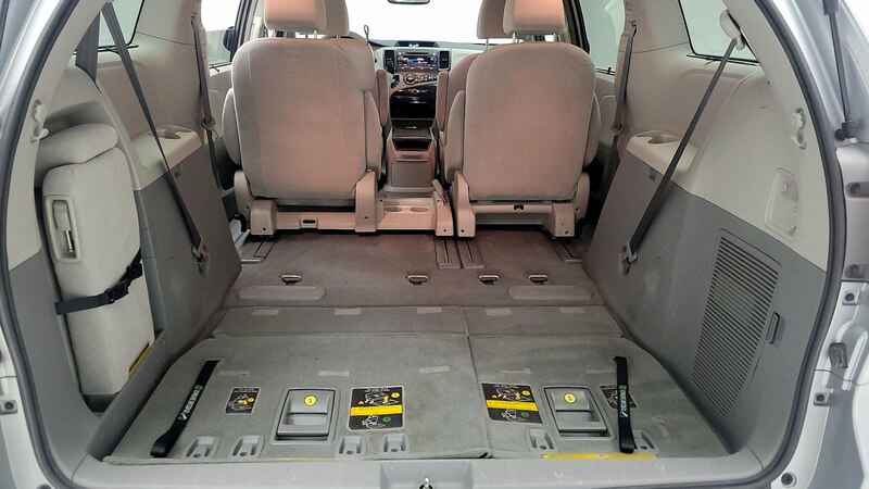 2014 Toyota Sienna LE 22